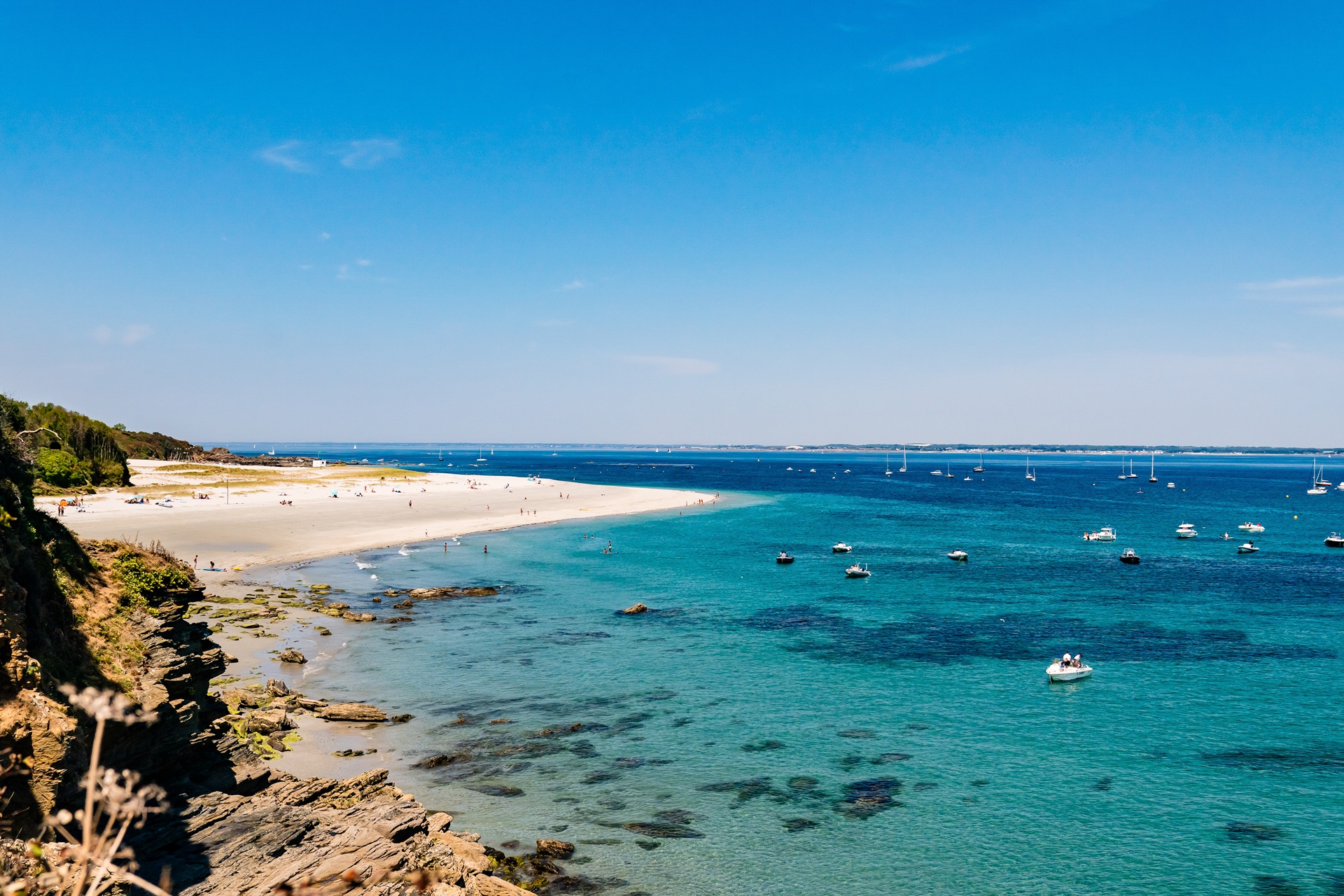 Plage des grands sables vue de côté à l'île de Groix (Morbihan) 56