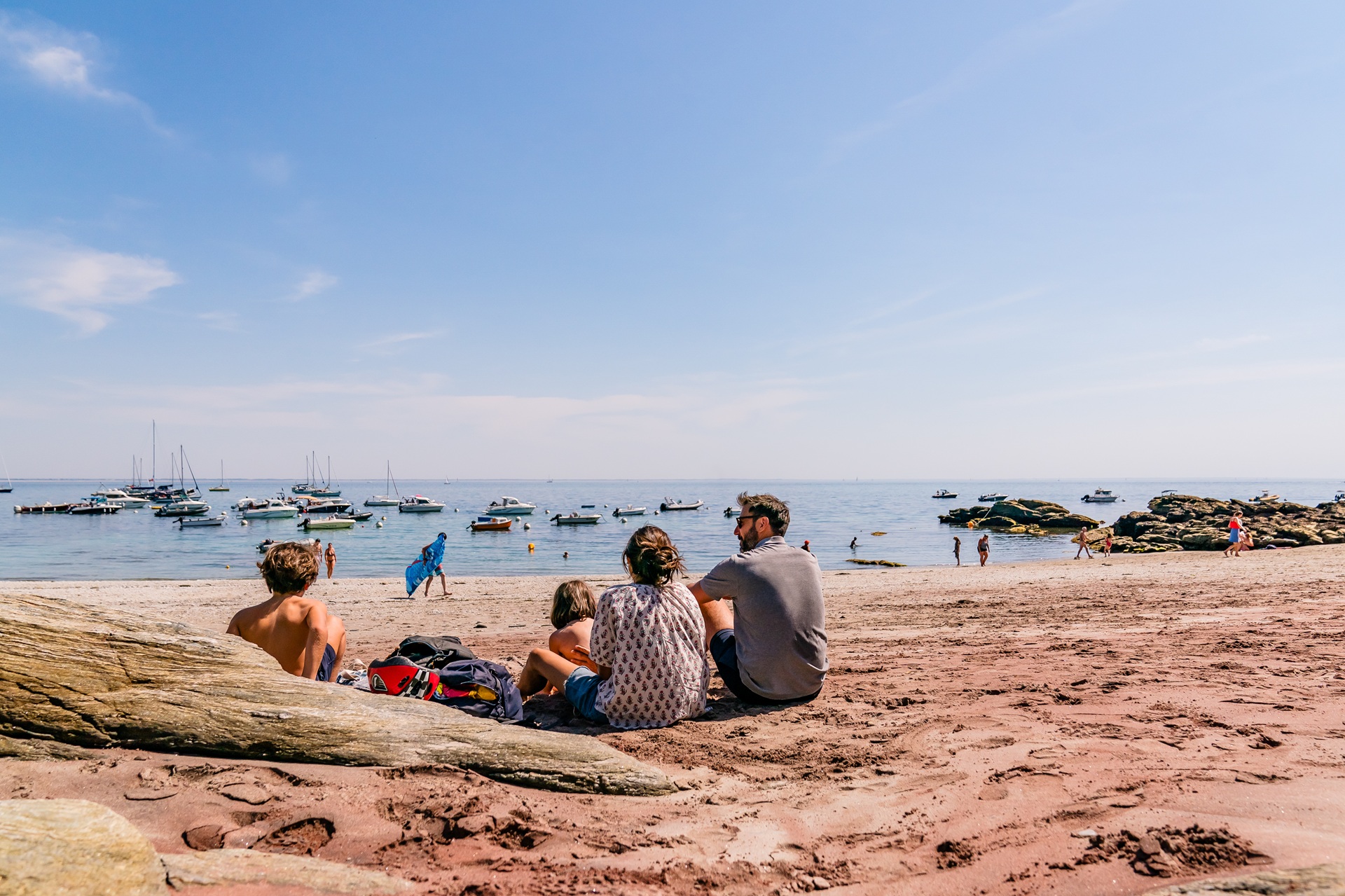 Plage des sables rouges avec famille (Morbihan) 56