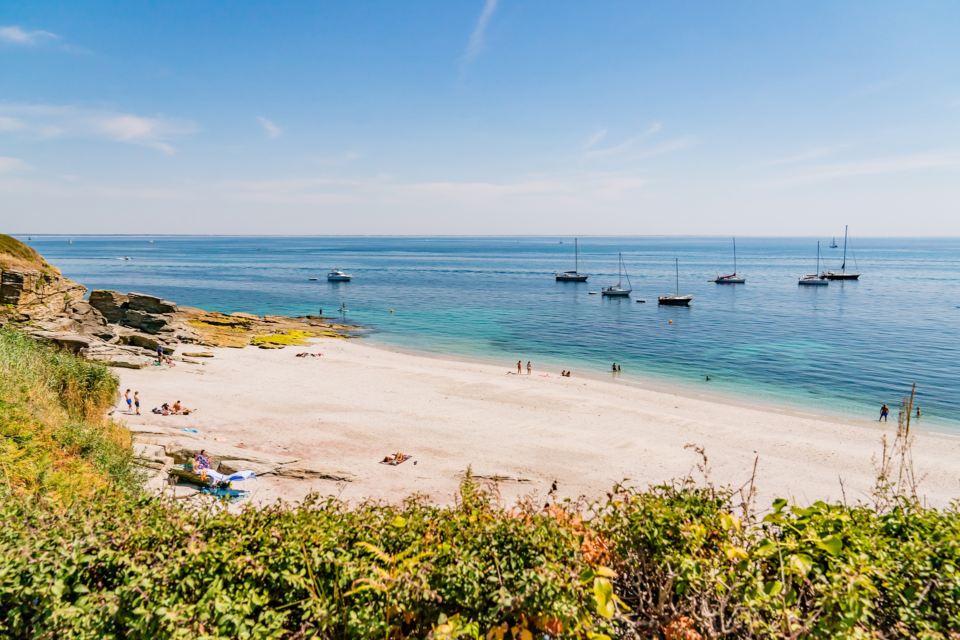 Plage des sables rouges vue de la lande (Morbihan) 56