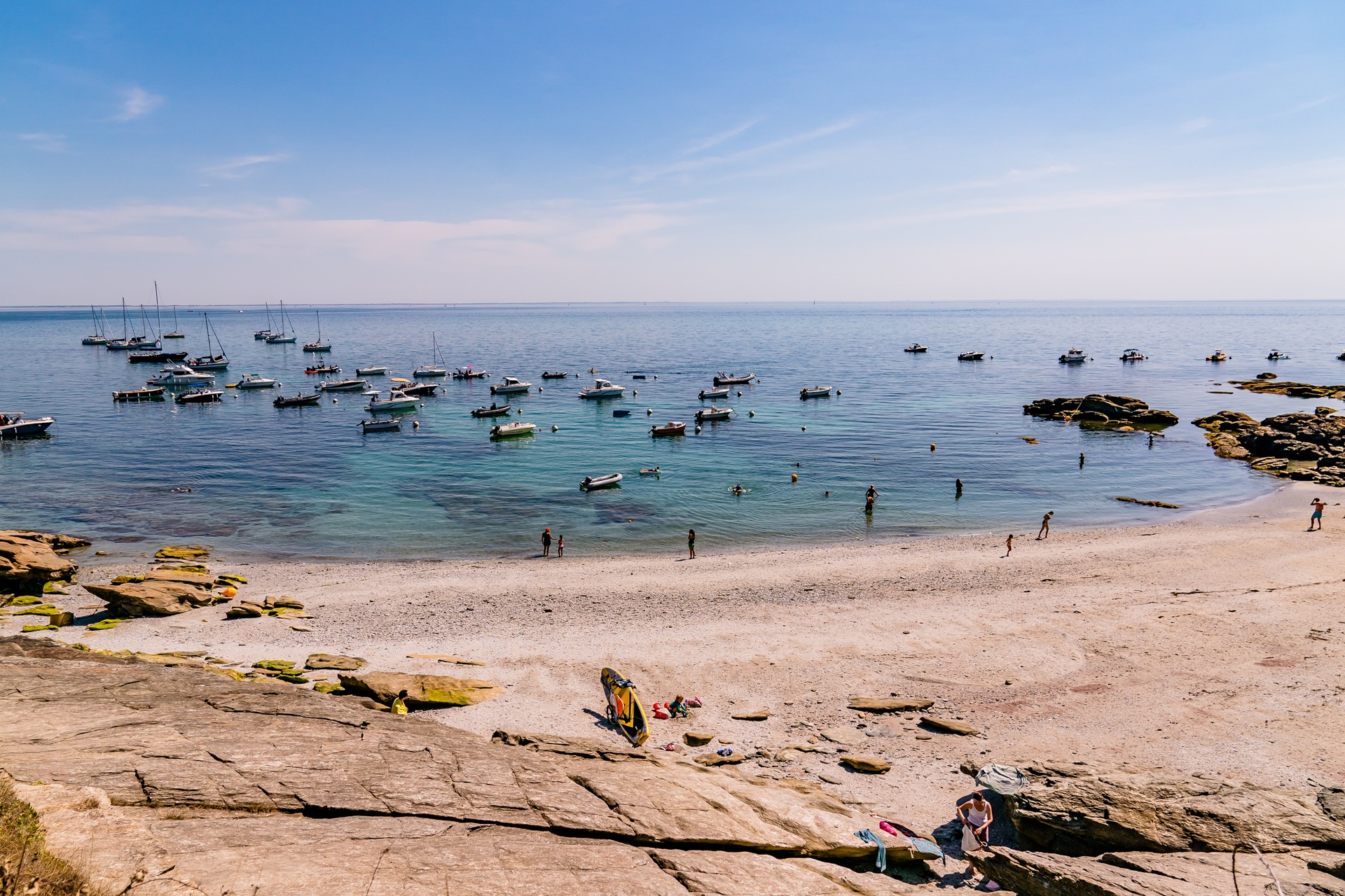 Plage des sables rouges vue des rochers (Morbihan) 56