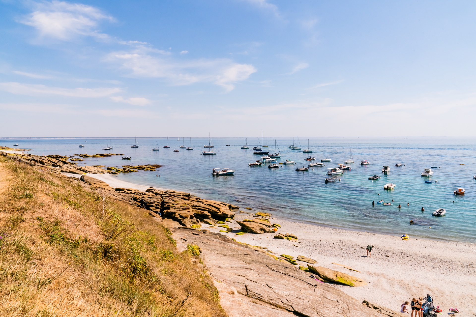 Plage des sables rouges vue sur bateaux (Morbihan) 56