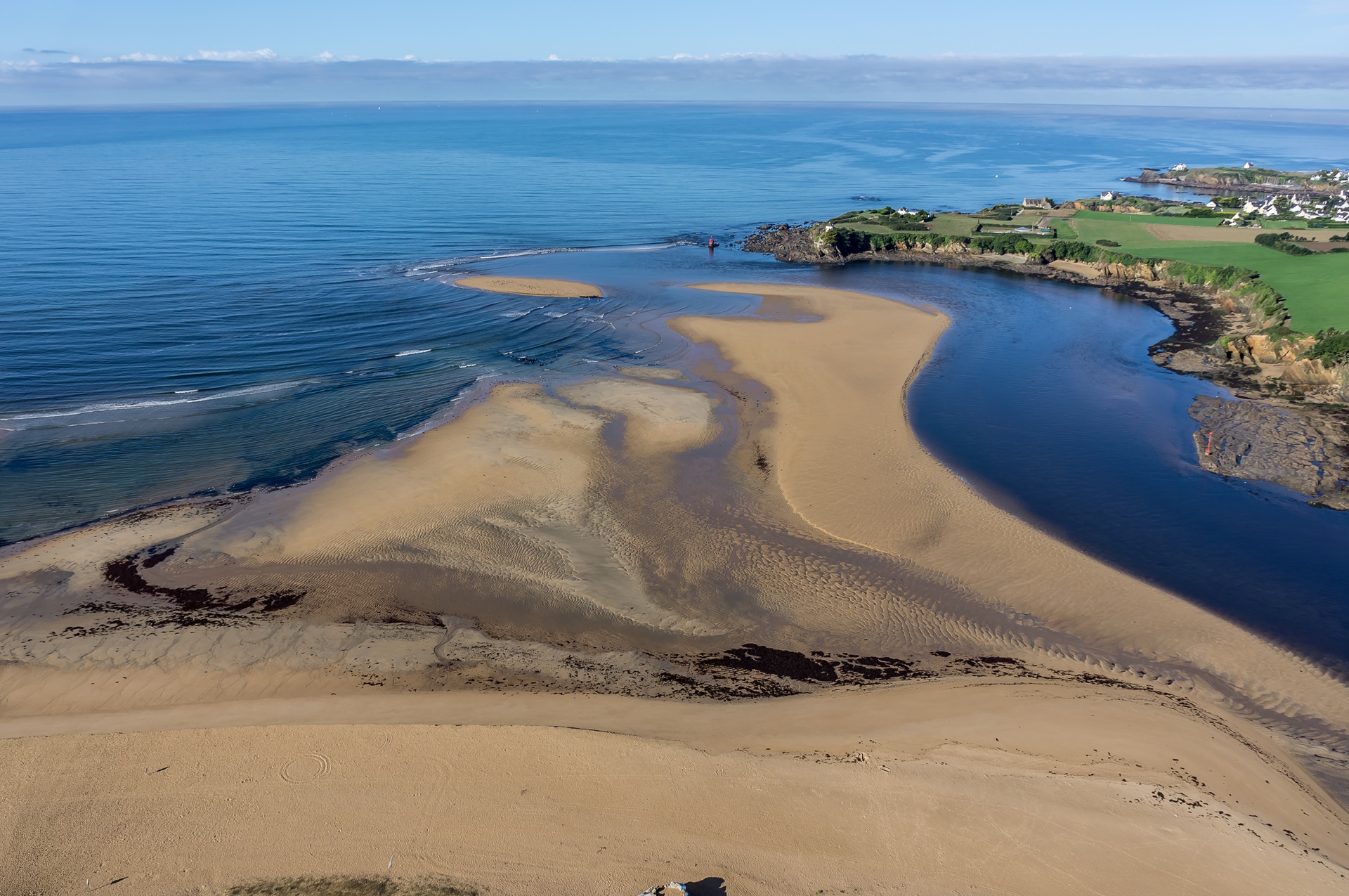 Plage du bas-Pouldu et de la laïta - vue aérienne à Guidel-Plages (Morbihan) 56