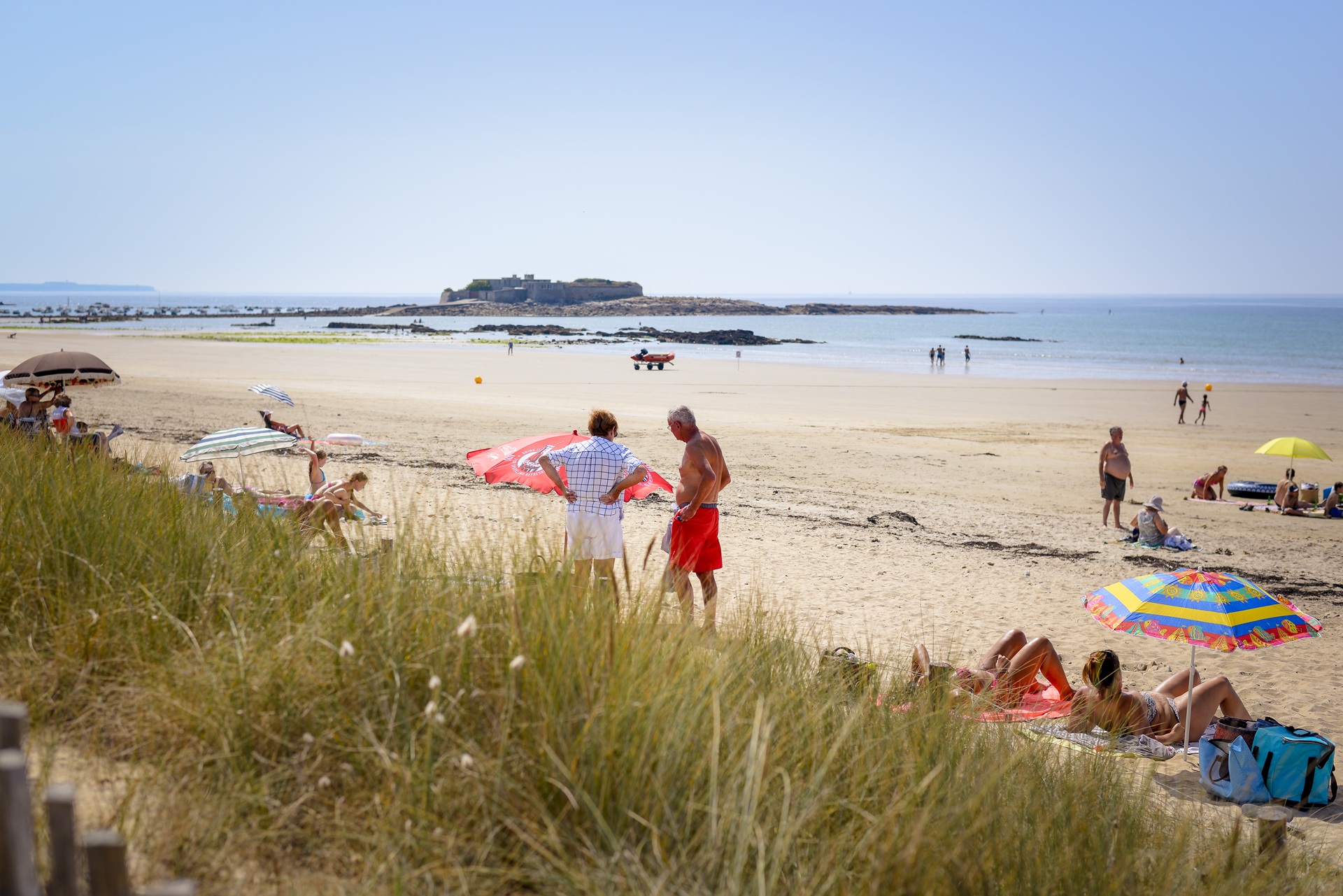 Plage du Fort Bloqué-vue sur le fort à Plœmeur (Morbihan) 56