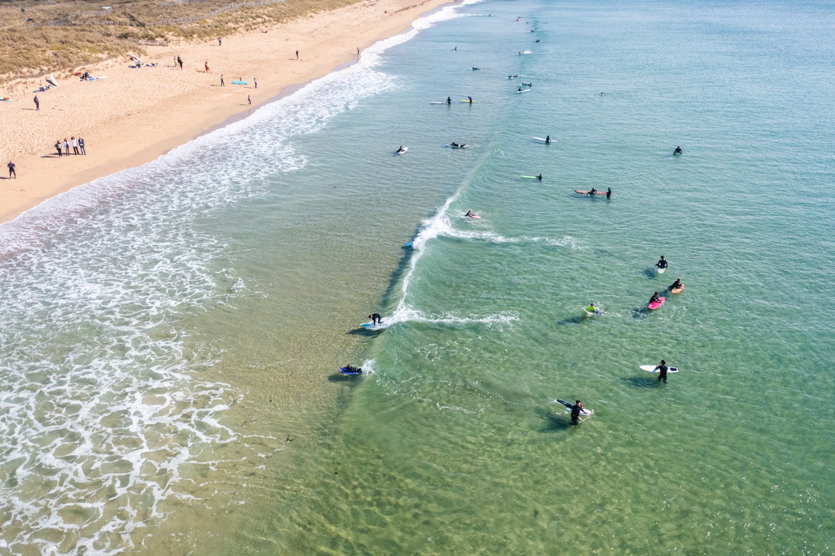 Plage du Loc'h avec surfeurs à Guidel-Plages (Morbihan) 56