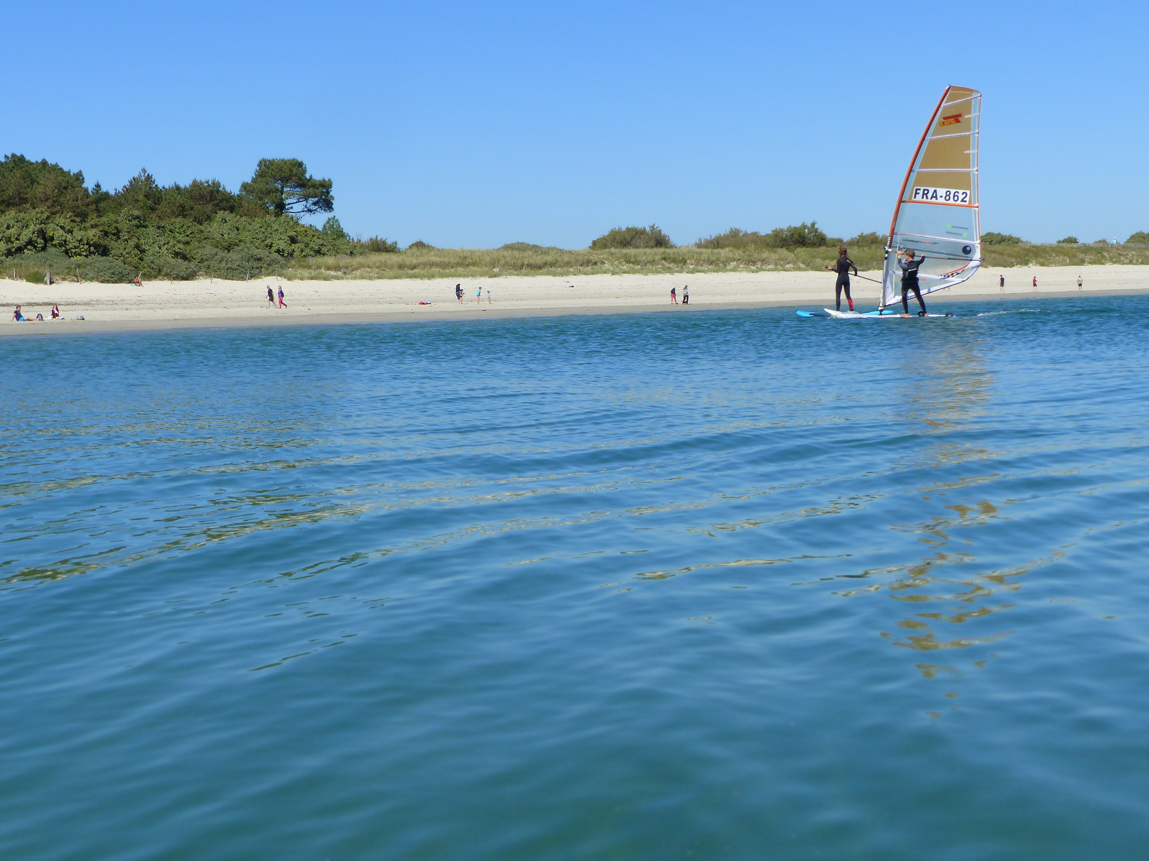 Planche à voile à la plage de Kerguelen les mouettes à Larmor-Plage (Morbihan) 56
