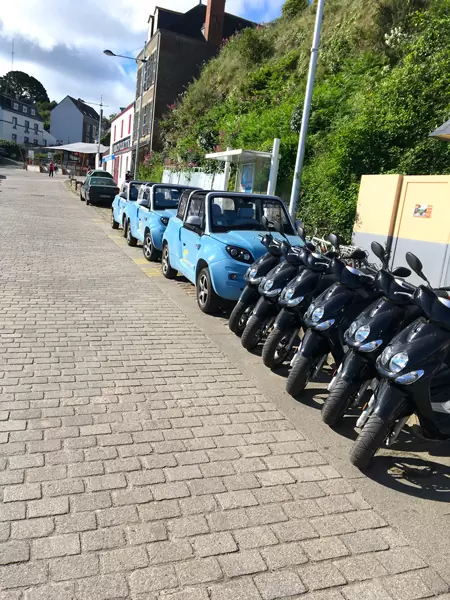 Pour découvrir les plus belles plages de l'Ile de Groix, pensez à réserver votre voiture ou scooter sur Port-Tudy à Lorient Bretagne Sud (Morbihan, 56)