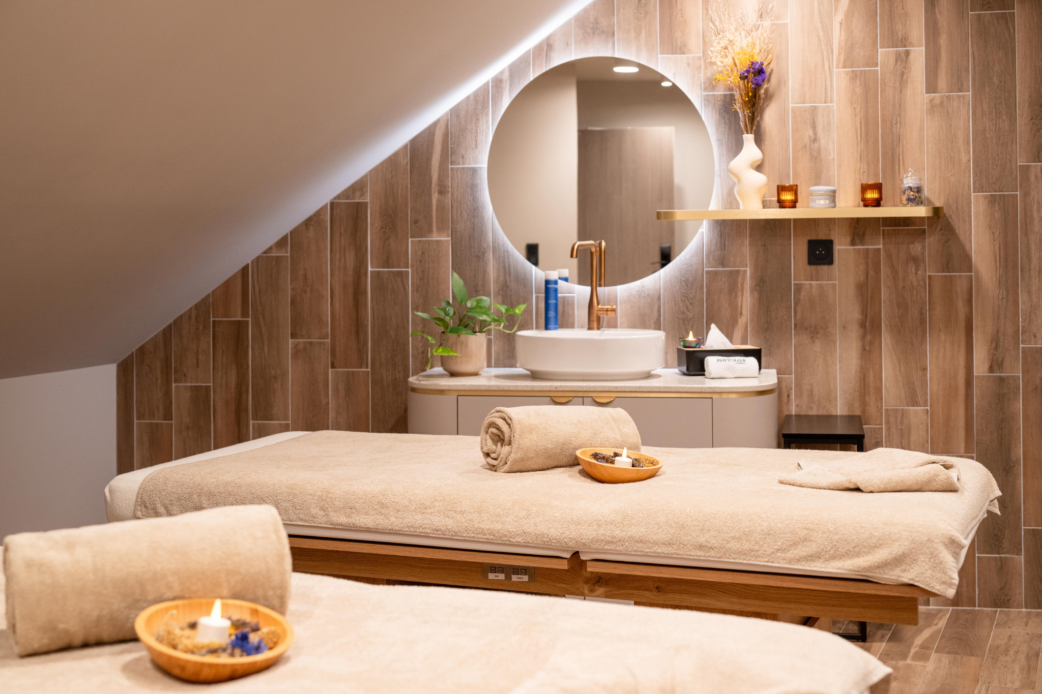 Principale – Cabine duo massages tables et miroir LED (Le Bono, Morbihan, 56)