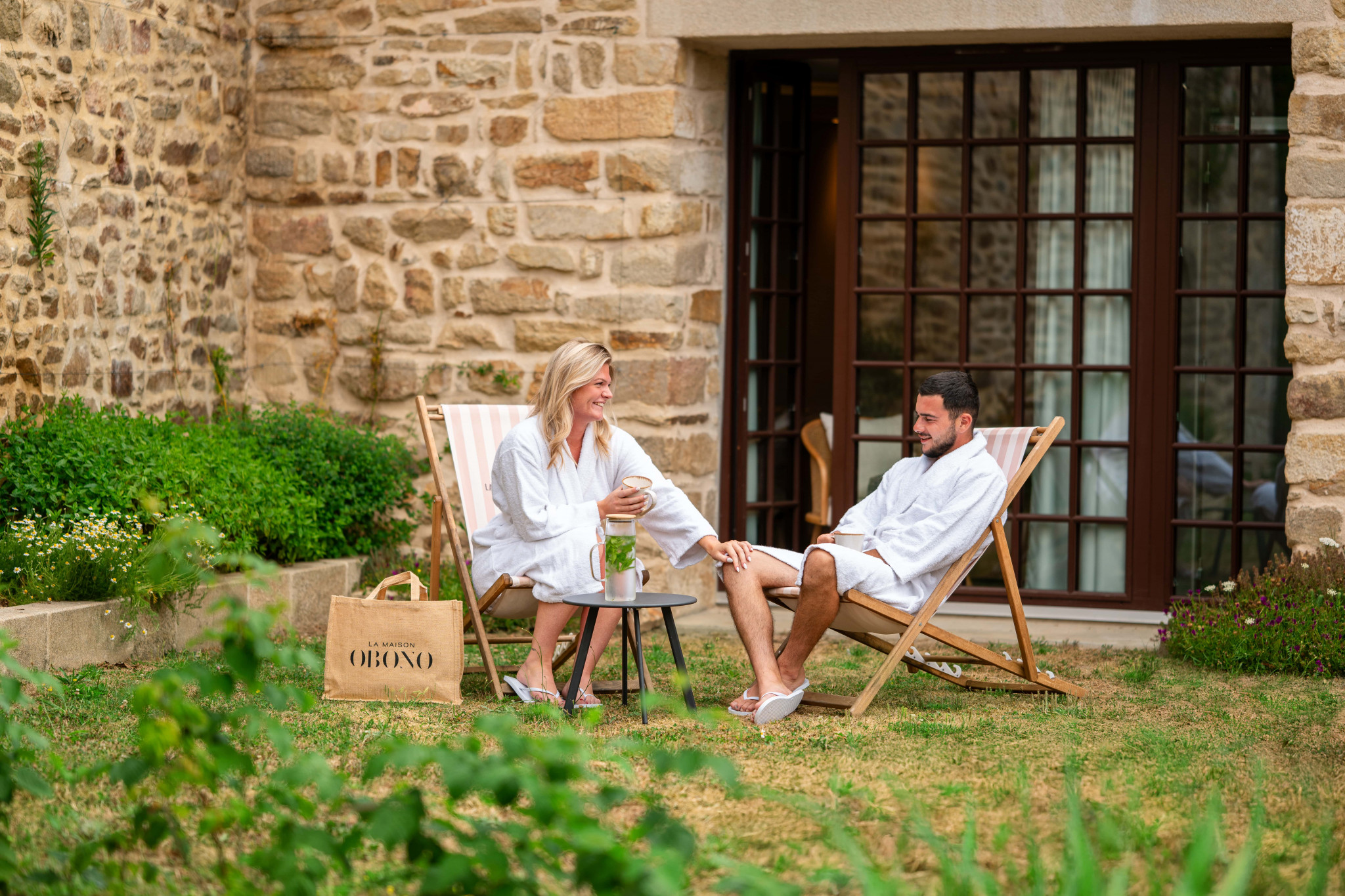 Principale – Chaises longues et jardin face au manoir (Le Bono, Morbihan, 56)