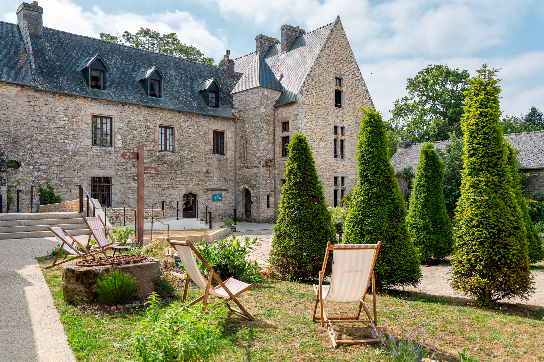 Principale - Cour et façade en pierre à l’entrée du manoir Obono (Le Bono, Morbihan, 56)