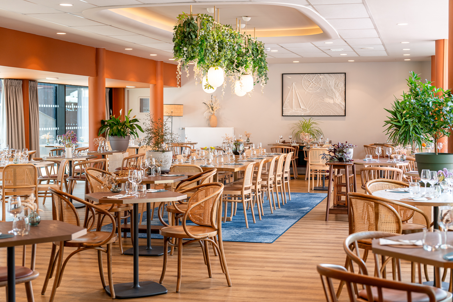Principale - Salle de restaurant lumineuse, joli parquet et décoration soignée (le Bono, Morbihan, 56)