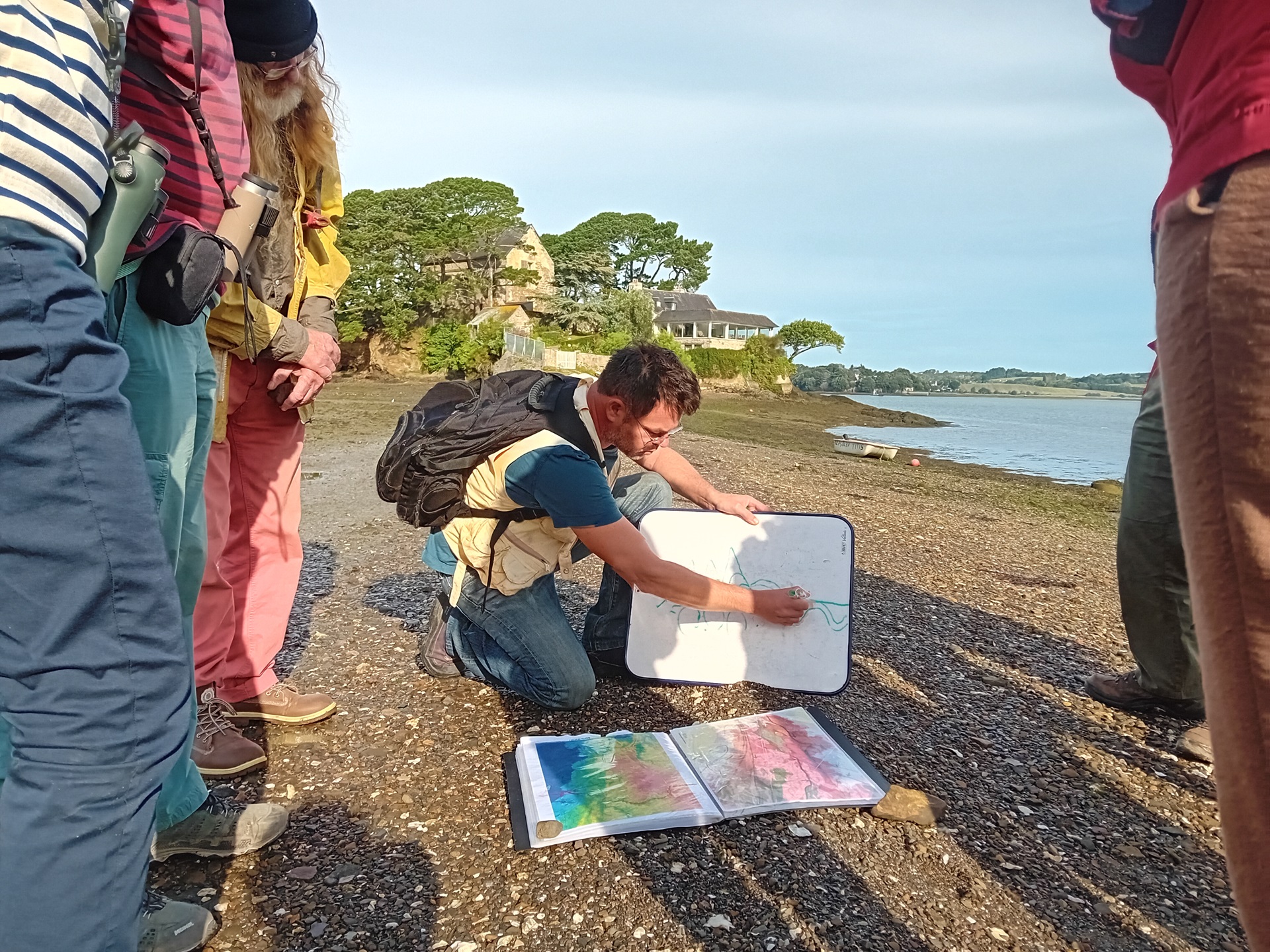 Principale - Samuel Piriou, géologue et animateur scientifique, détaille ses explications en dessinant sur une ardoise blanche effaçable lors d’une sortie pédagogique près d’un point d’eau (Plouhinec, Morbihan, 56