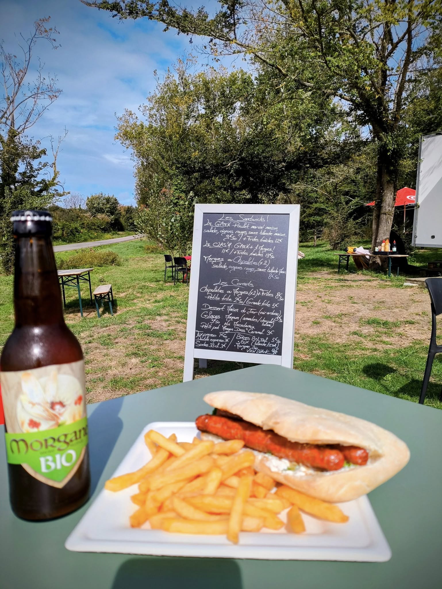 Profitez d'une boisson fraiche ou de votre repas du midi sur la terrasse de chez H sur L'Ile de Groix à Lorient Bretagne Sud (Morbihan, 56)
