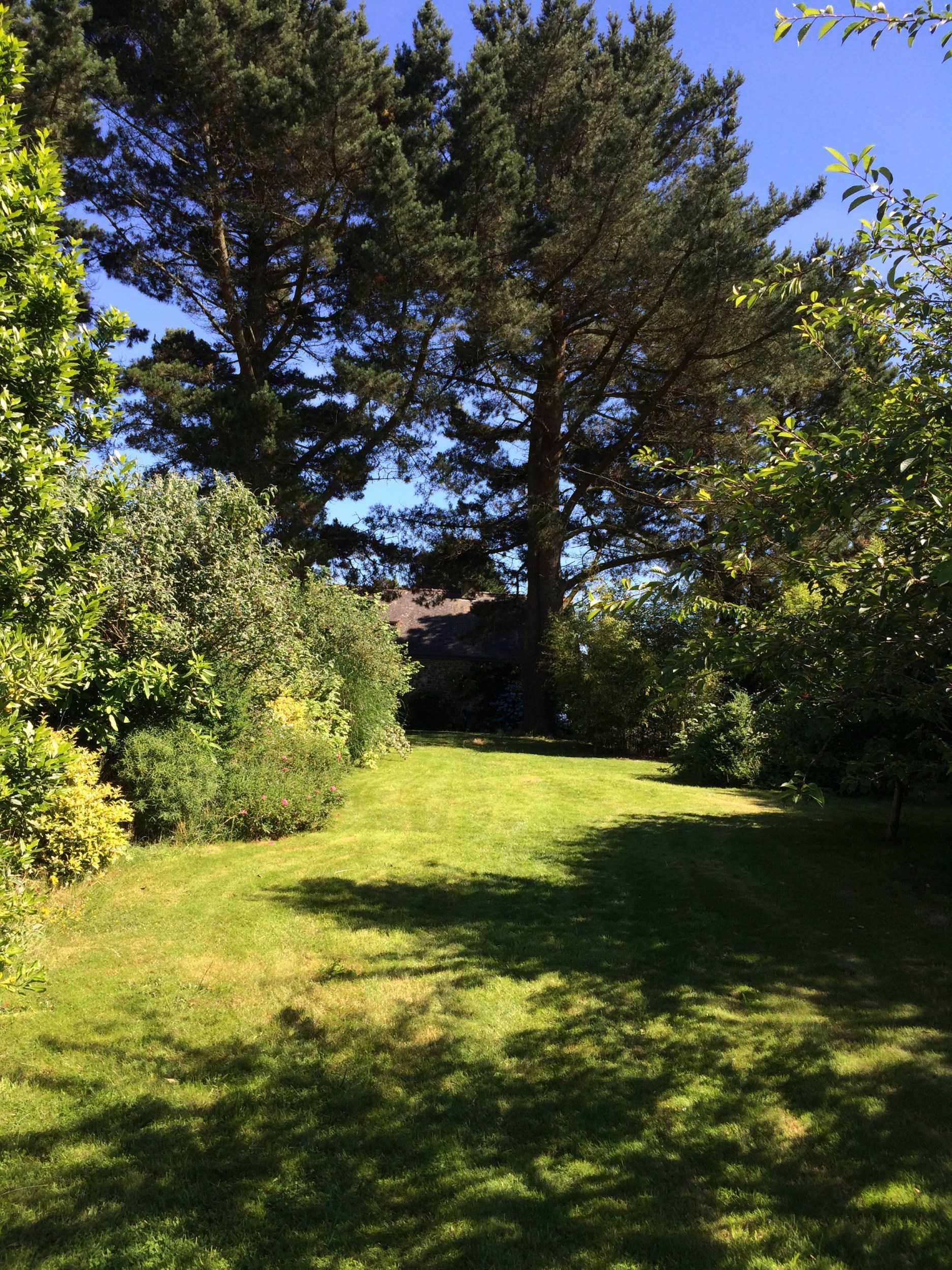Profitez du soleil dans ce grand jardin de la maison d'hôtes Histoire de ... à Guidel à Lorient Bretagne Sud (Morbihan, 56)