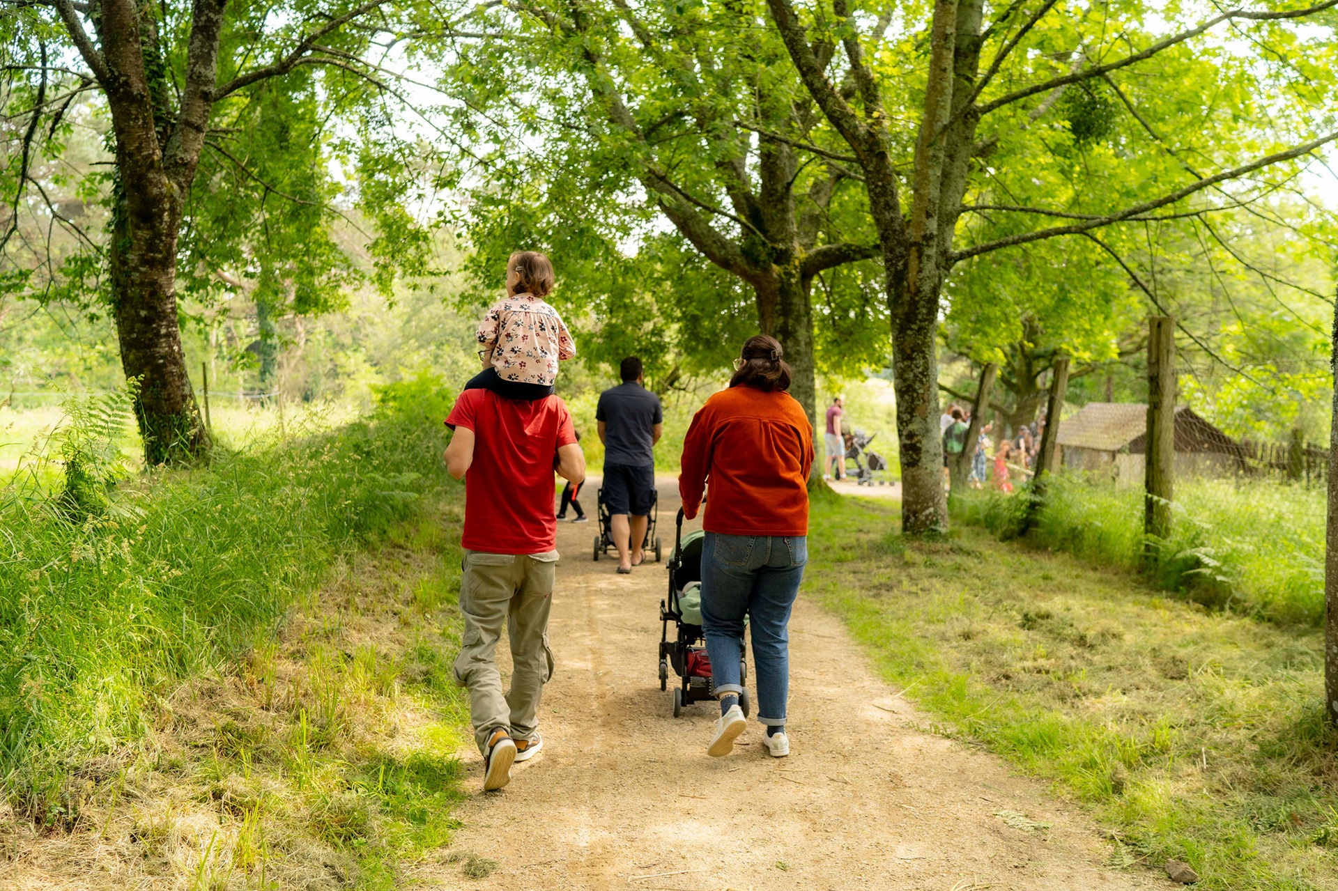 Promeneurs dans le site naturel de St-Niau à Lanester proche Lorient (Morbihan) 56