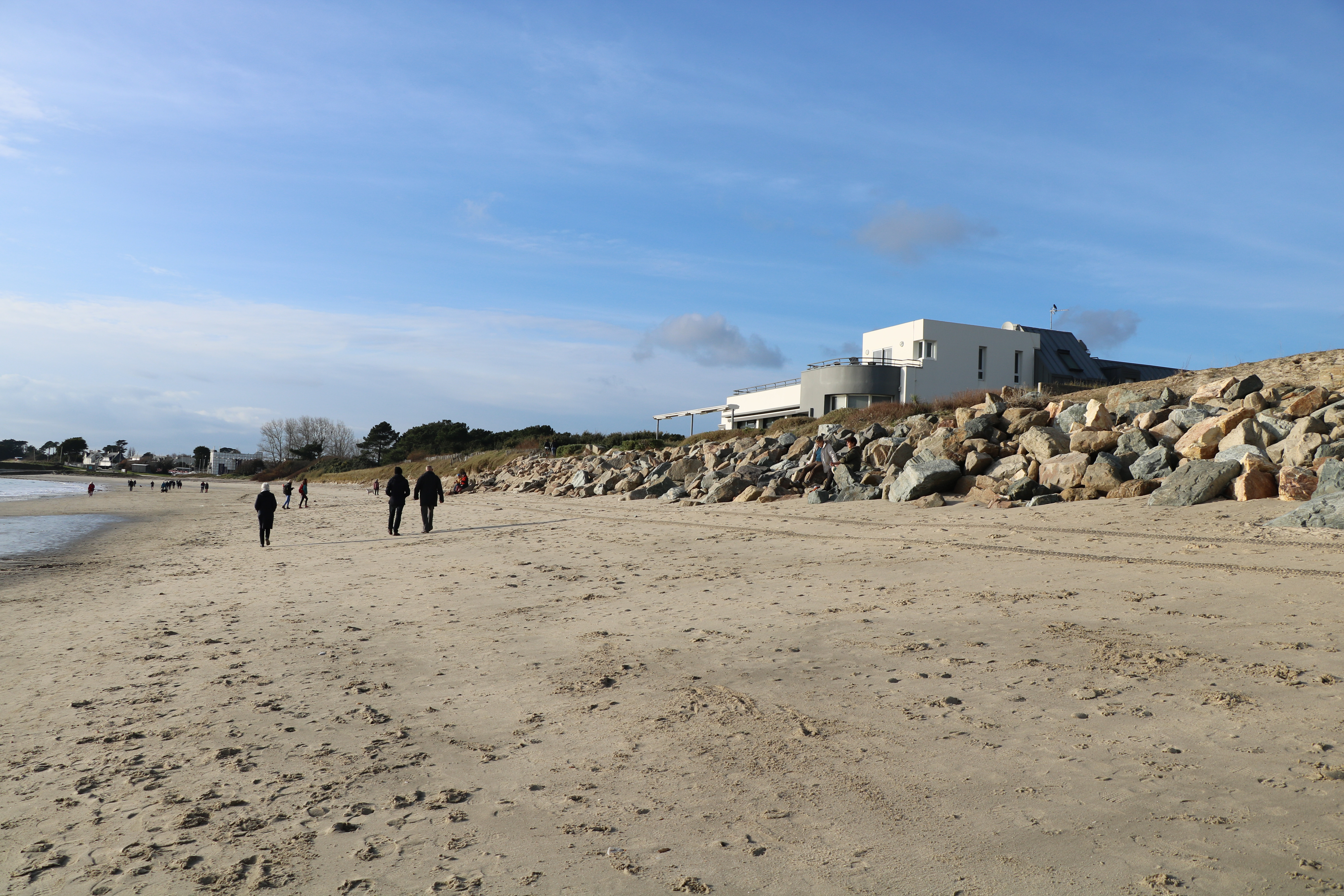 Promeneurs sur la plage de Kerguelen les mouettes à Larmor-Plage (Morbihan) 56