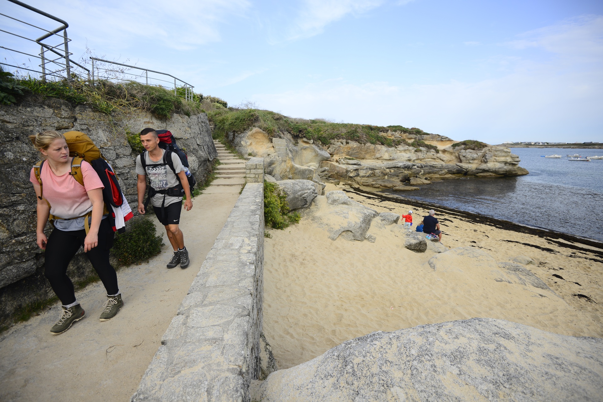 Randonneurs à proximité de la plage de Kerroc'h à Ploemeur (Morbihan) 56