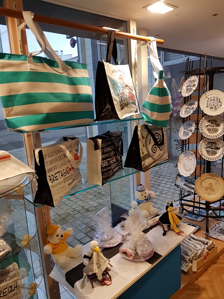 Retrouvez un espace gourmand avec caramels au beurre salé, biscuits et galettes bretonnes, cidre, bière artisanale dans votre magasin Horizon Ouest à Lorient Bretagne Sud ( Morbihan, 56)