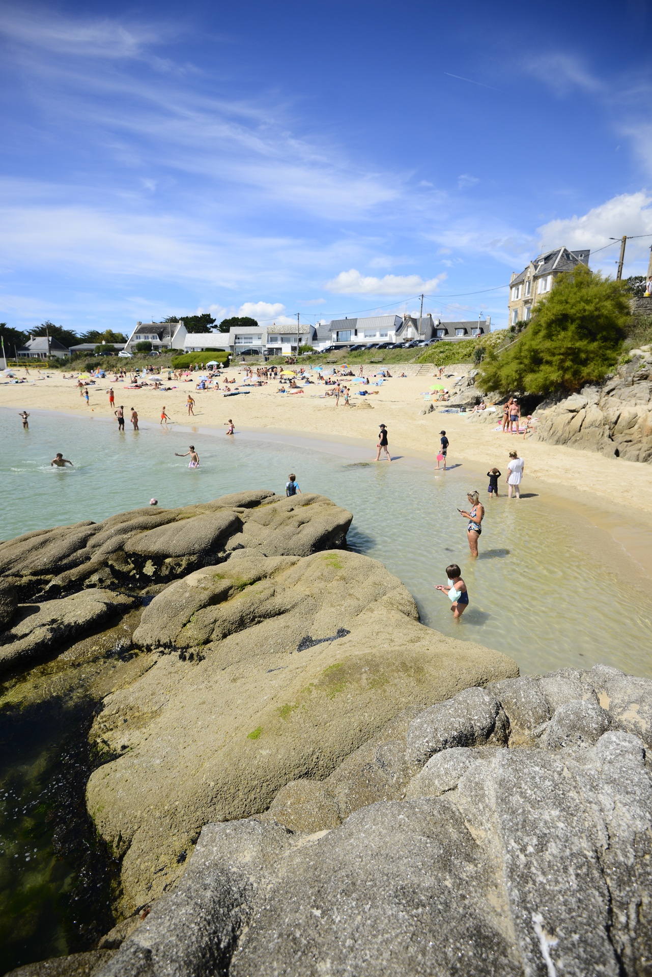 Rochers et gens dans l'eau à la plage du Perello (Petit et Grand) à Ploemeur (Morbihan) 56