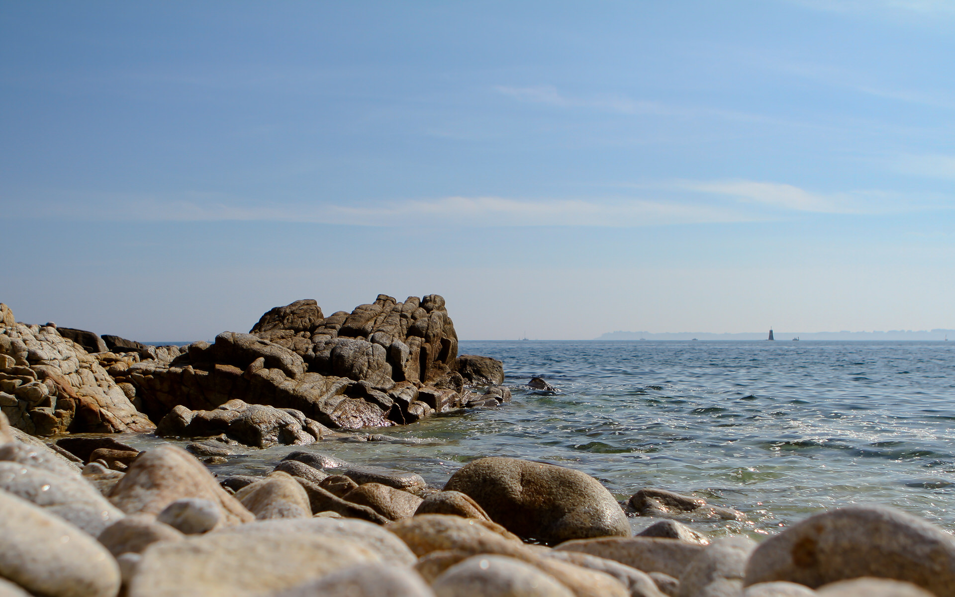 Rochers sur la plage de Kerpape à Ploemeur (Morbihan) 56