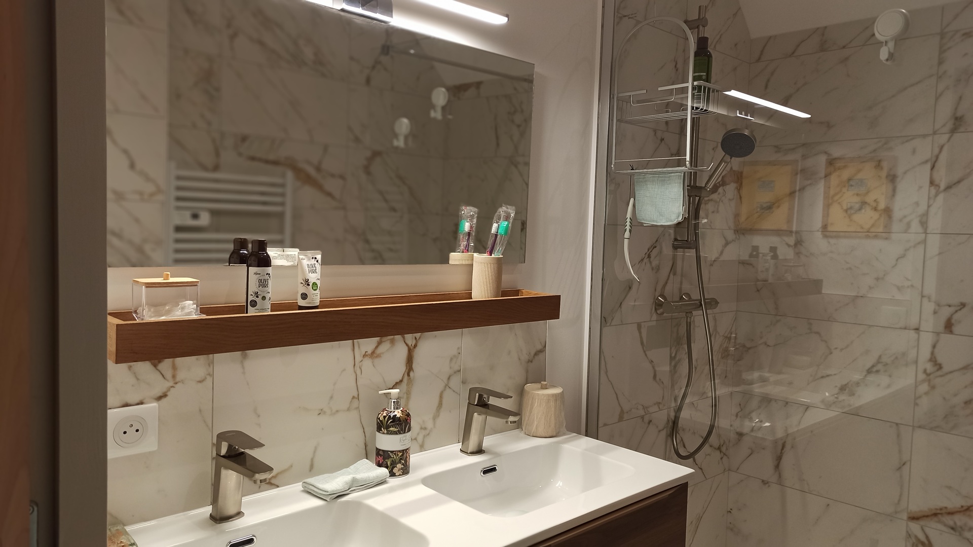 Salle de bain moderne en marbre, grande cabine de douche et lavabos double vasque (Port-Louis, Morbihan, 56)