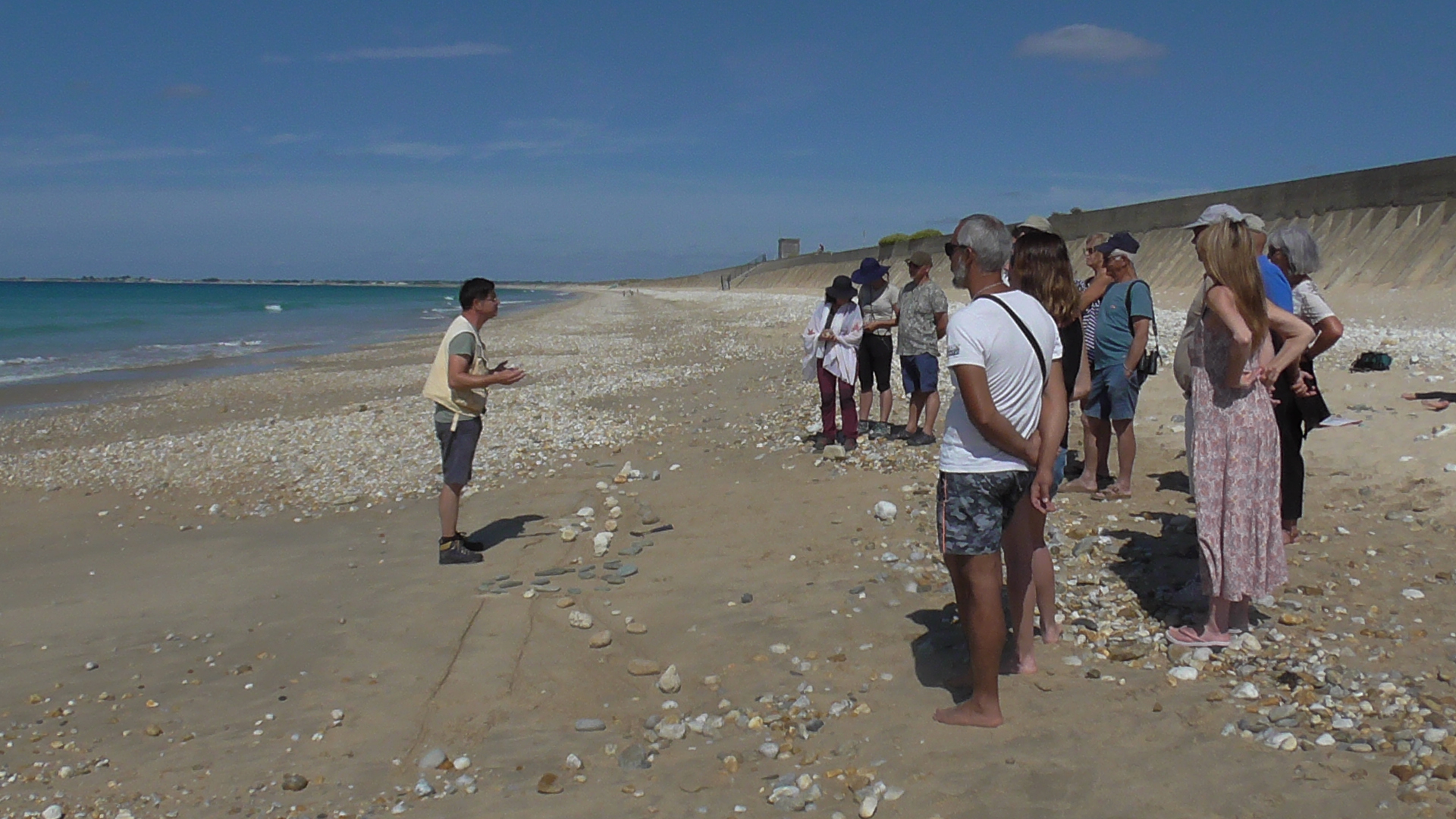 Samuel Piriou, le Géologue Ambulant, en plein échange avec son groupe de passionnés de géologie, sur la plage (Plouhinec, Morbihan, 56)