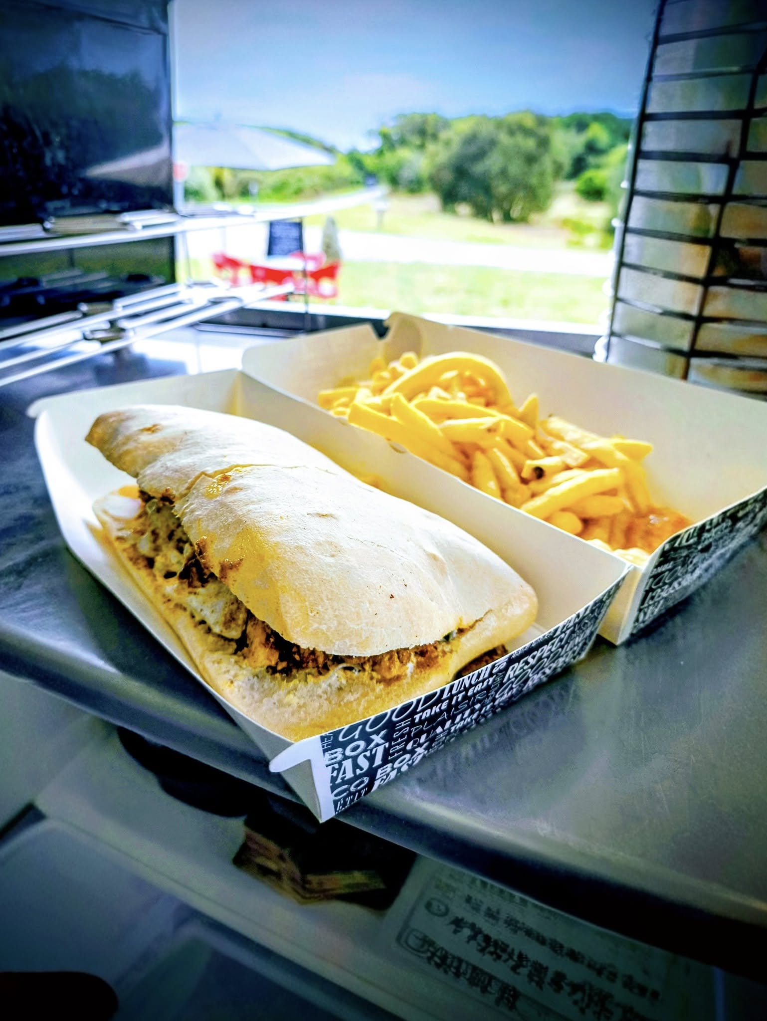 Sandwiches, frites, dessert, glaces, café, boissons, retrouvez tout le nécéssaire Chez H sur l'Ile de Groix à Lorient Bretagne Sud ( Morbihan, 56)