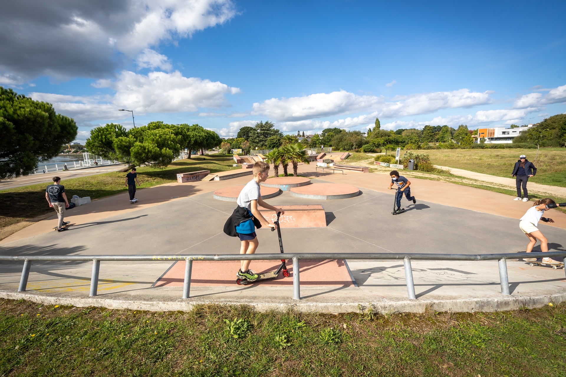 Skatepark à Lanester et enfants sur rampes (MORBIHAN) 56