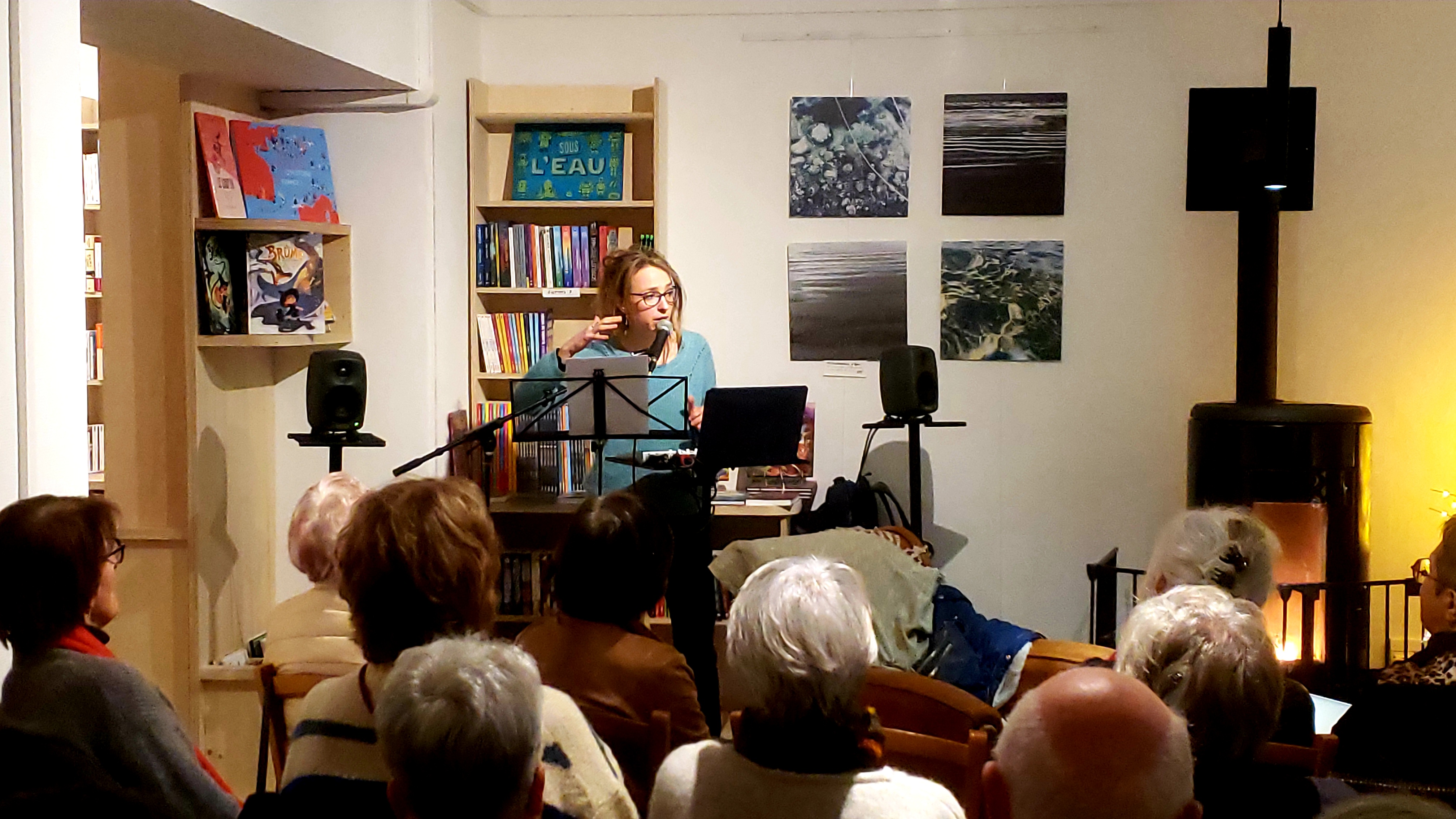 Sophie Berger, romancière invitée au Comptoir Gâvrais pour présenter son premier roman, lors d’une rencontre-littéraire (Gâvres, Morbihan, 56)