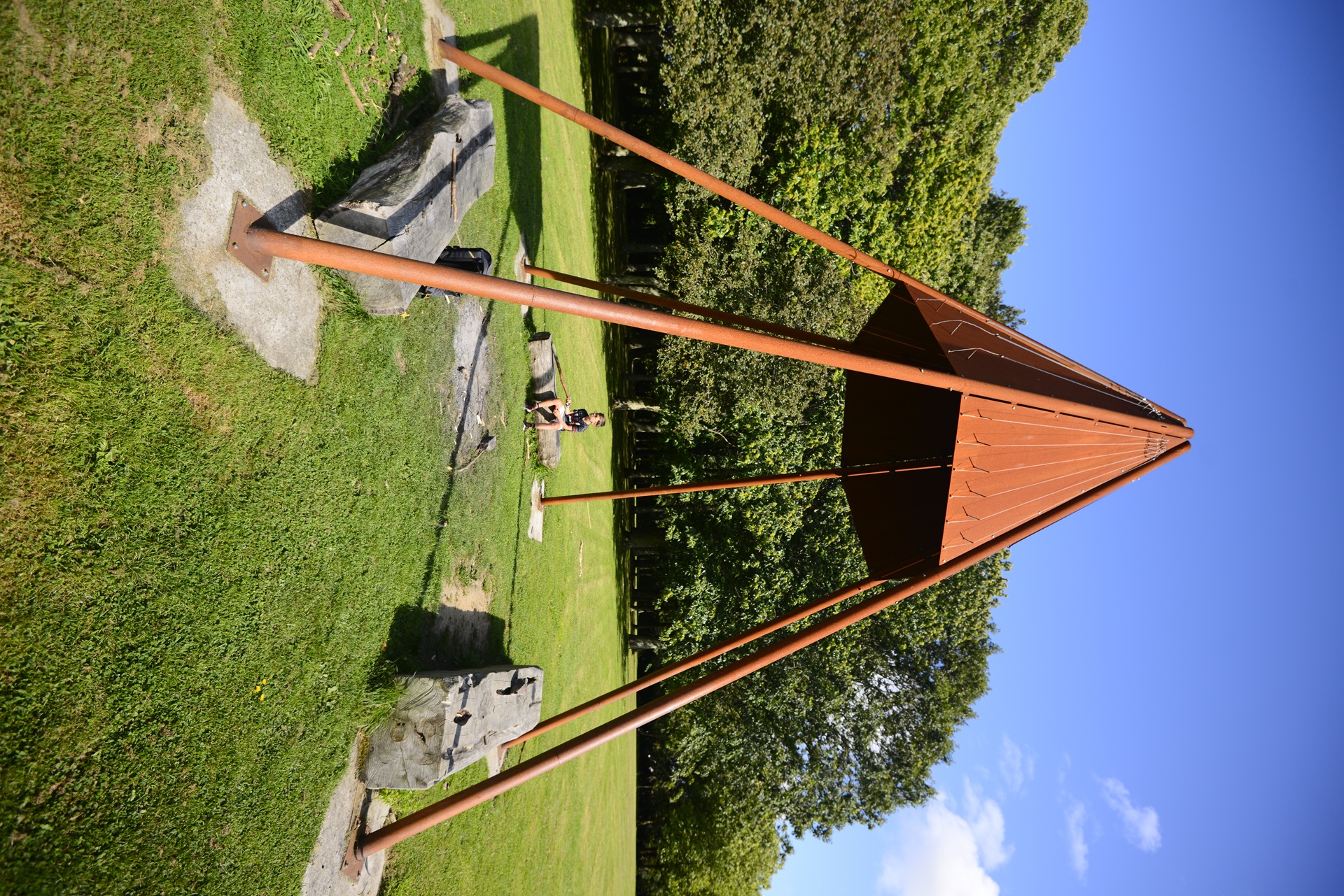 Structure en bois à l'aire de jeux pour enfants dans le parc du Bois du Château à Lorient (Morbihan) 56