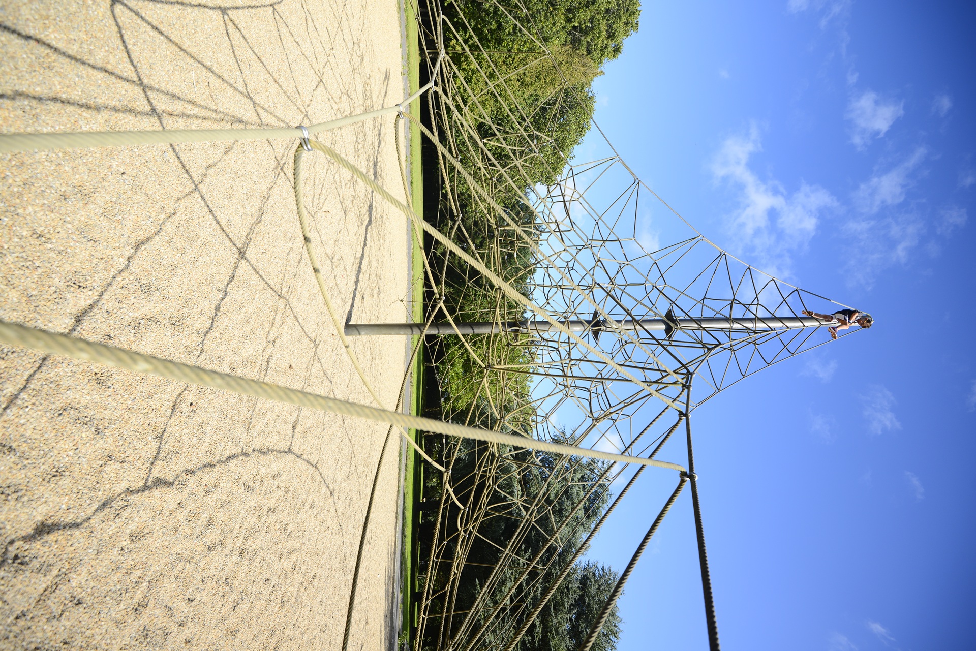 Structure en filet à l'aire de jeux pour enfants dans le parc du Bois du Château à Lorient (Morbihan) 56
