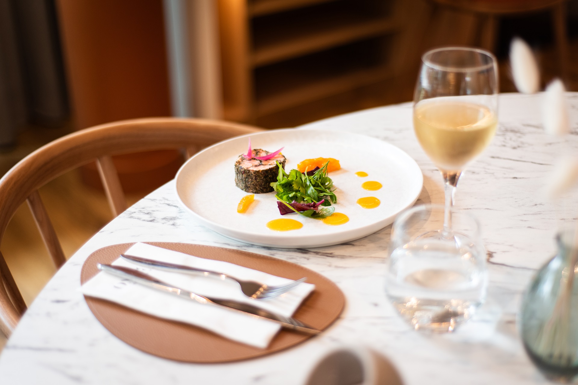 Table dressée et plat à base de poisson servi pour les invités du restaurant de la Maison OBONO, Le Bono (Morbihan, 56)