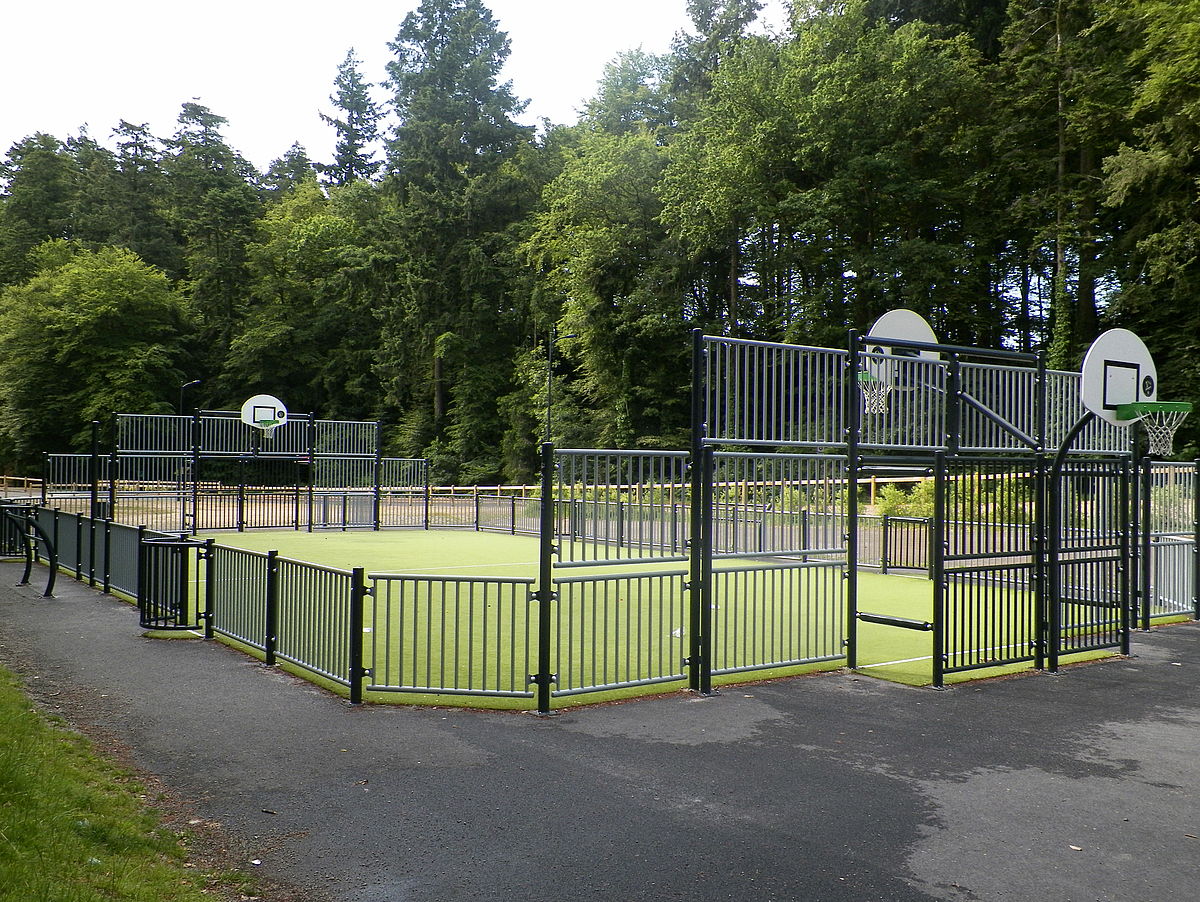 Terrain de basket près du skate park à Caudan proche Lorient (Morbihan, 56)