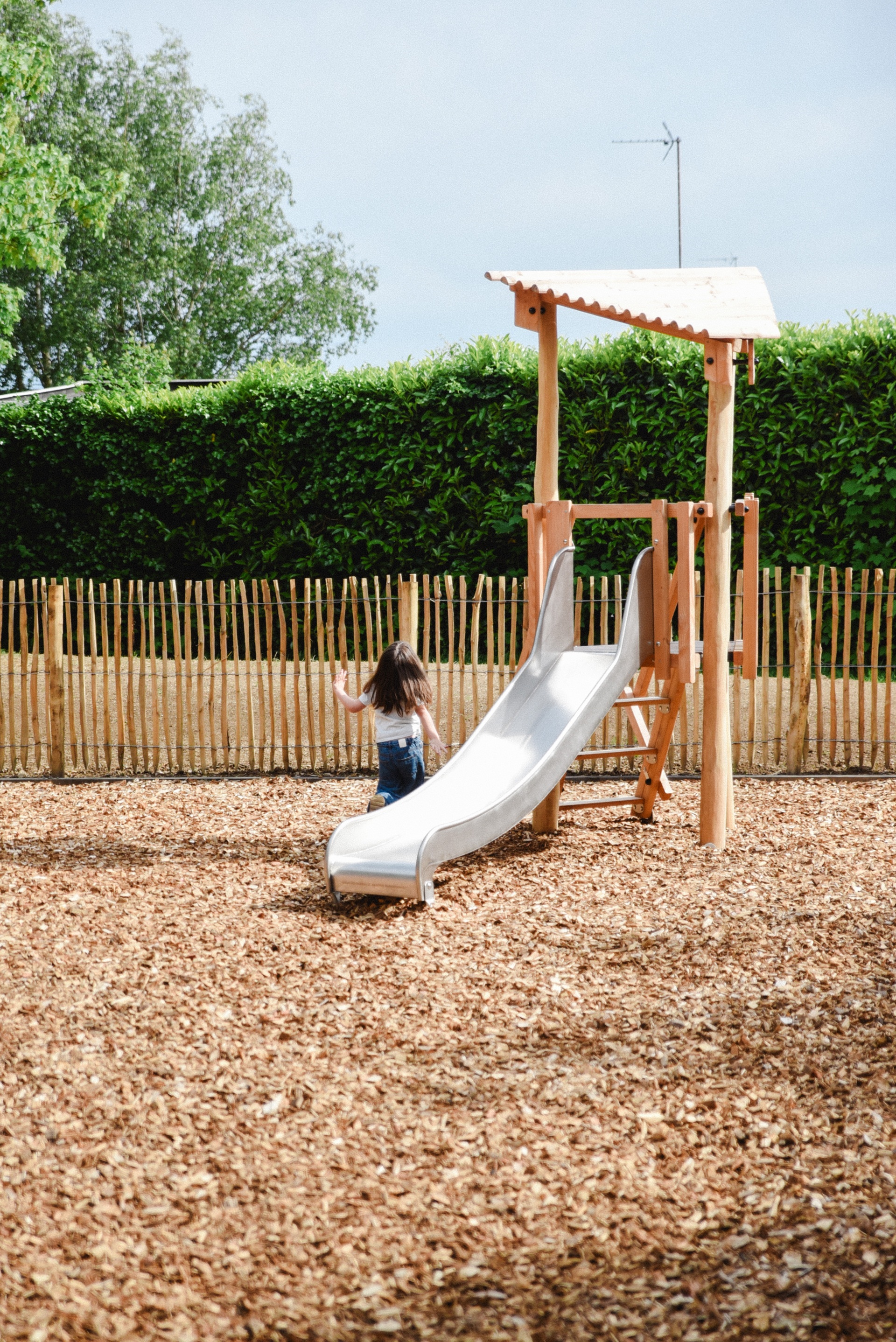 Toboggan à l'aire de jeux pour enfants au jardin Max Clement à Lorient (Morbihan) 56