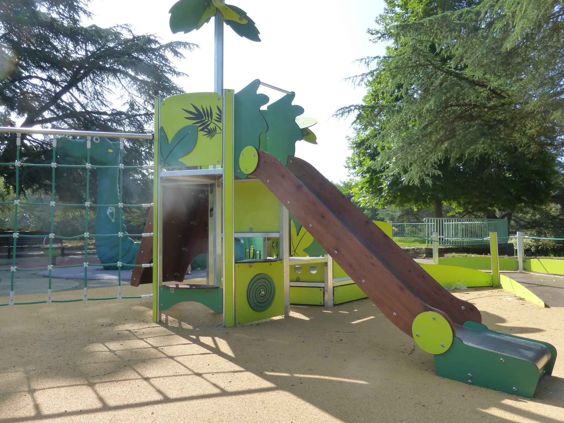 Toboggan vert à l'aire de jeux pour enfants dans le parc du Bois du Château à Lorient (Morbihan) 56