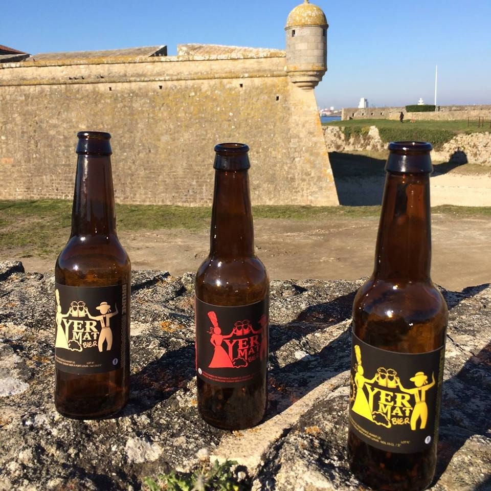 Trois bières produites par la microbrasserie artisanale Yermat, blonde, ambrée et rousse, posées devant la citadelle de Port-Louis (Locmiquélic, Morbihan, 56)