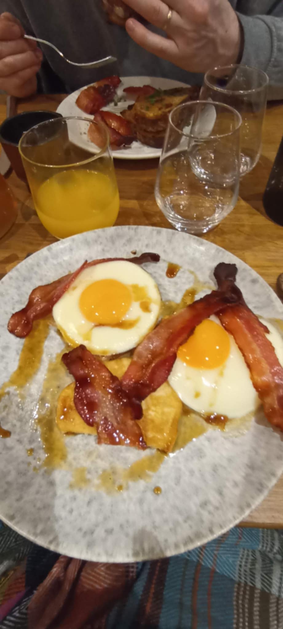 Un petit-déjeuner anglo-saxon pour commencer la journée au West Wind Ranch à Bubry, près de Lorient (Morbihan, 56) Bretagne Sud