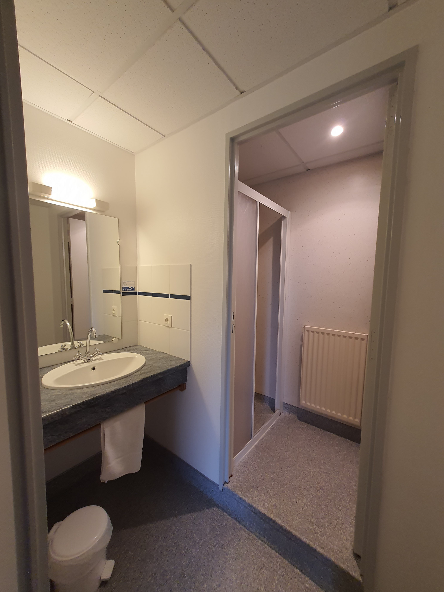 Une salle de bain privative dans chaque appartement au Domaine de Manehouarn, à Lorient Bretagne Sud (56 Morbihan).