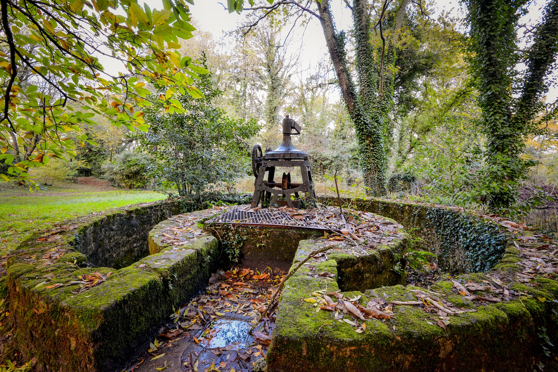 Vestige en pierre au parc du château du Diable à Caudan proche Lorient (Morbihan) 56