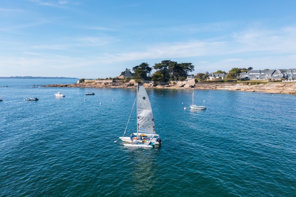 Voilier sur l'eau à proximité de la plage de Port-Fontaine Lomener à Ploemeur (Morbihan) 56
