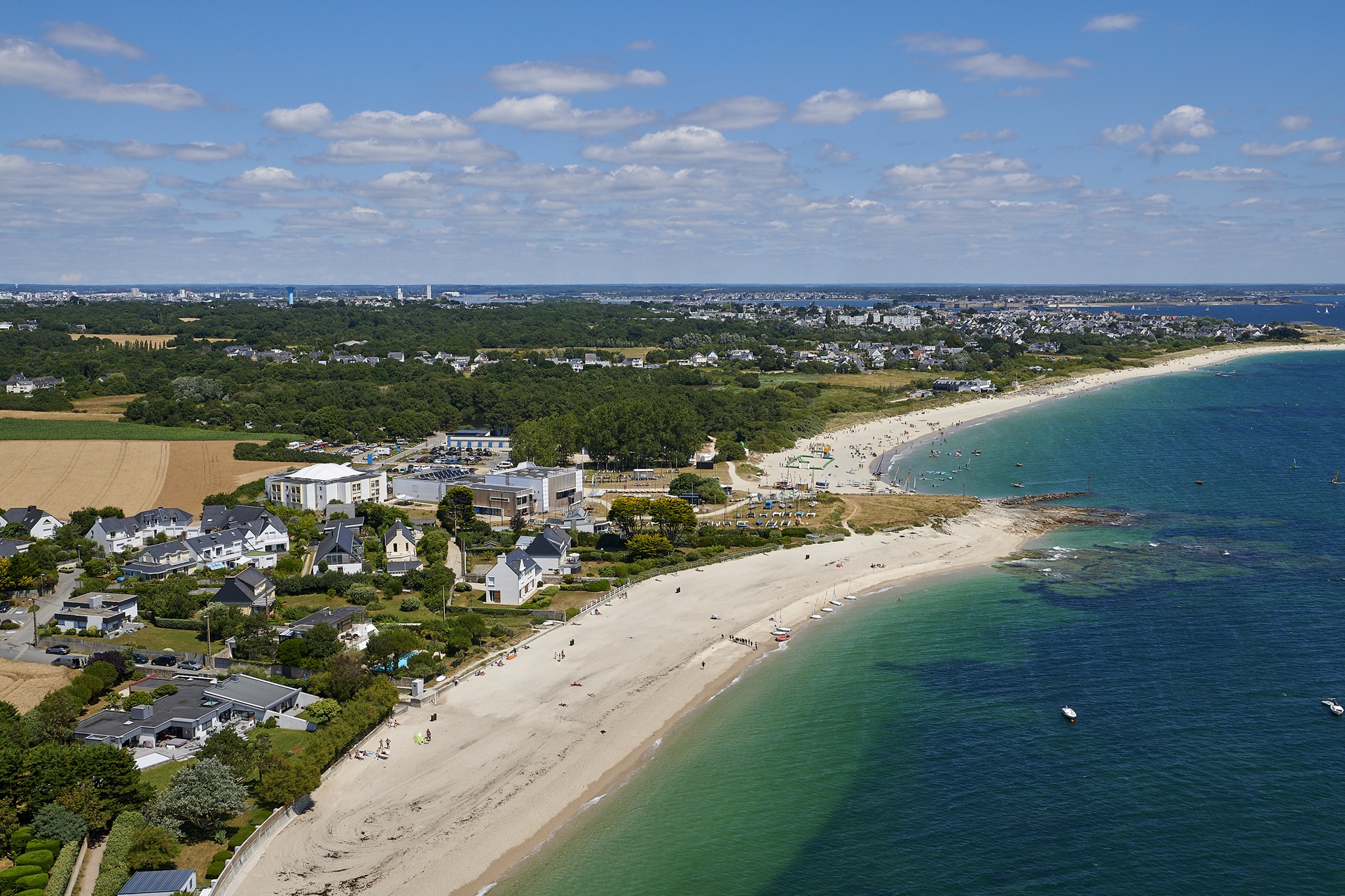 Vue aérienne de la plage de Kerpape et Kerguelen à Larmor-Plage (Morbihan) 56