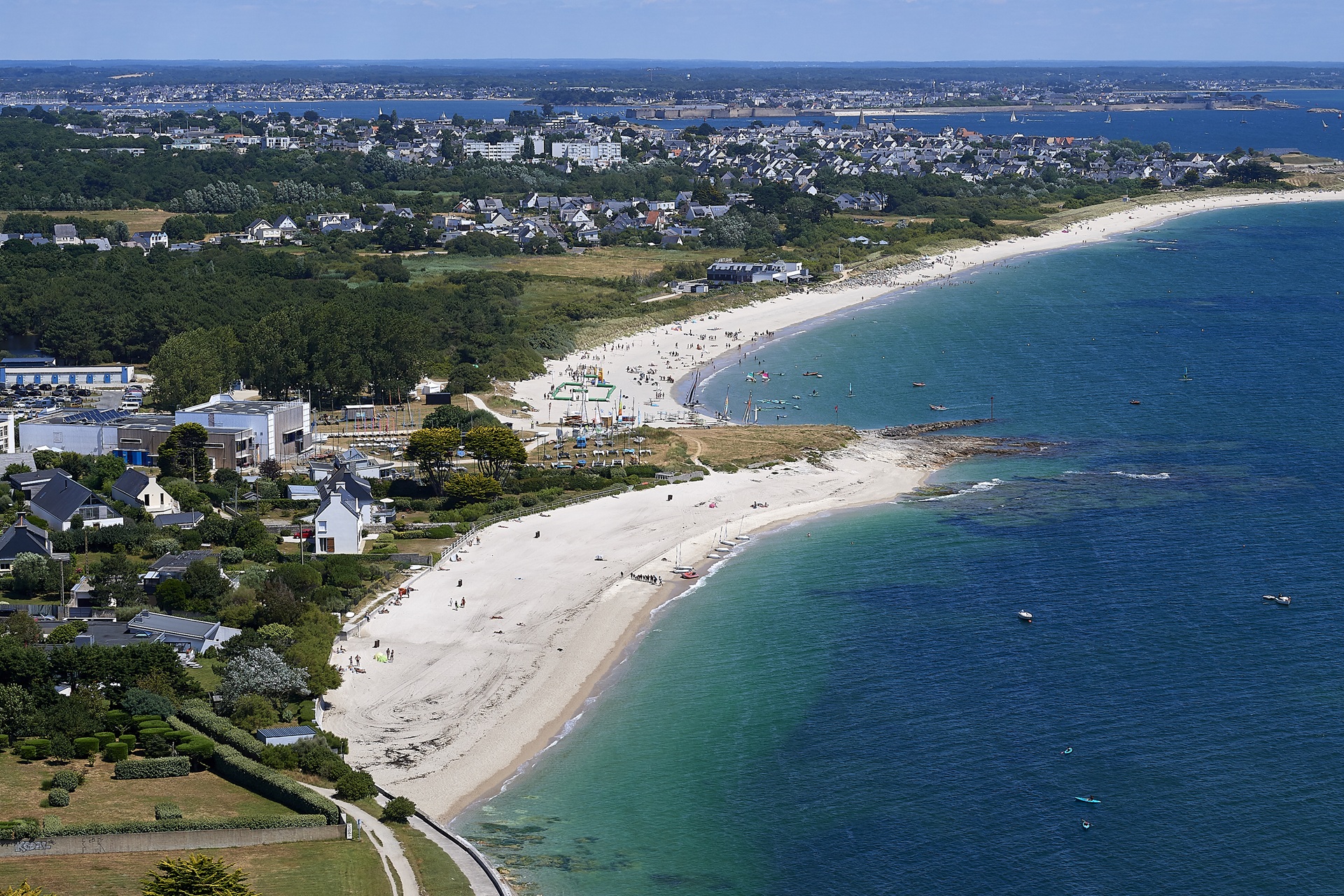 Vue aérienne de la plage de Kerpape et Kerguelen à Larmor-Plage (Morbihan) 56