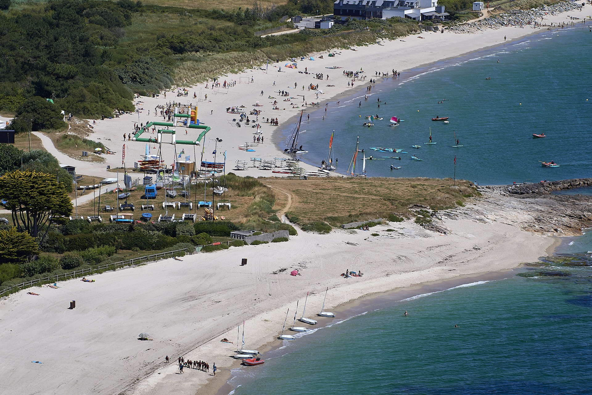 Vue aérienne de la plage de Kerpape et Kerguelen avec des catas à Larmor-Plage (Morbihan) 56