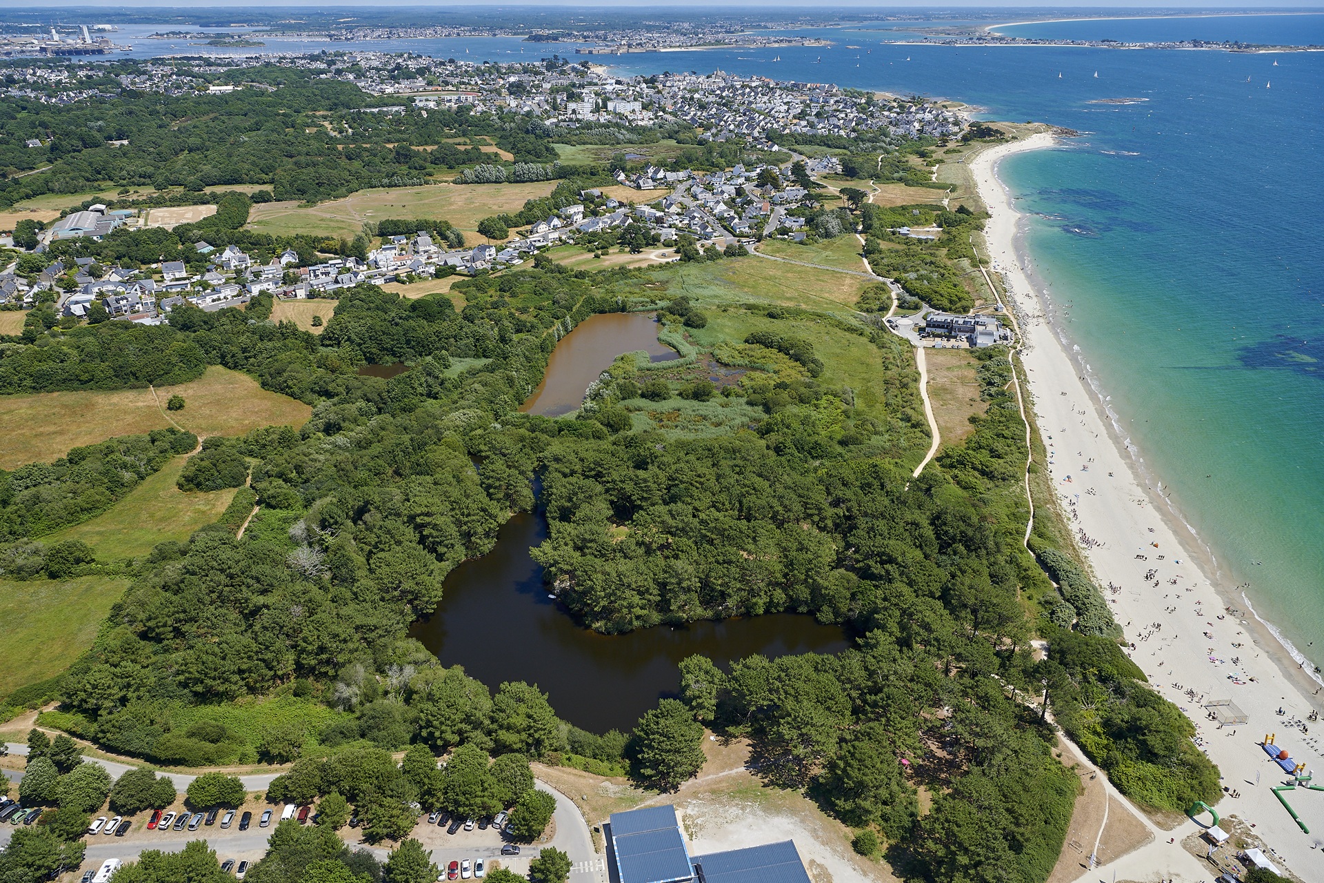 Vue aérienne de la plage et du parc océanique de Kerguelen les roseaux à Larmor-Plage (Morbihan) 56