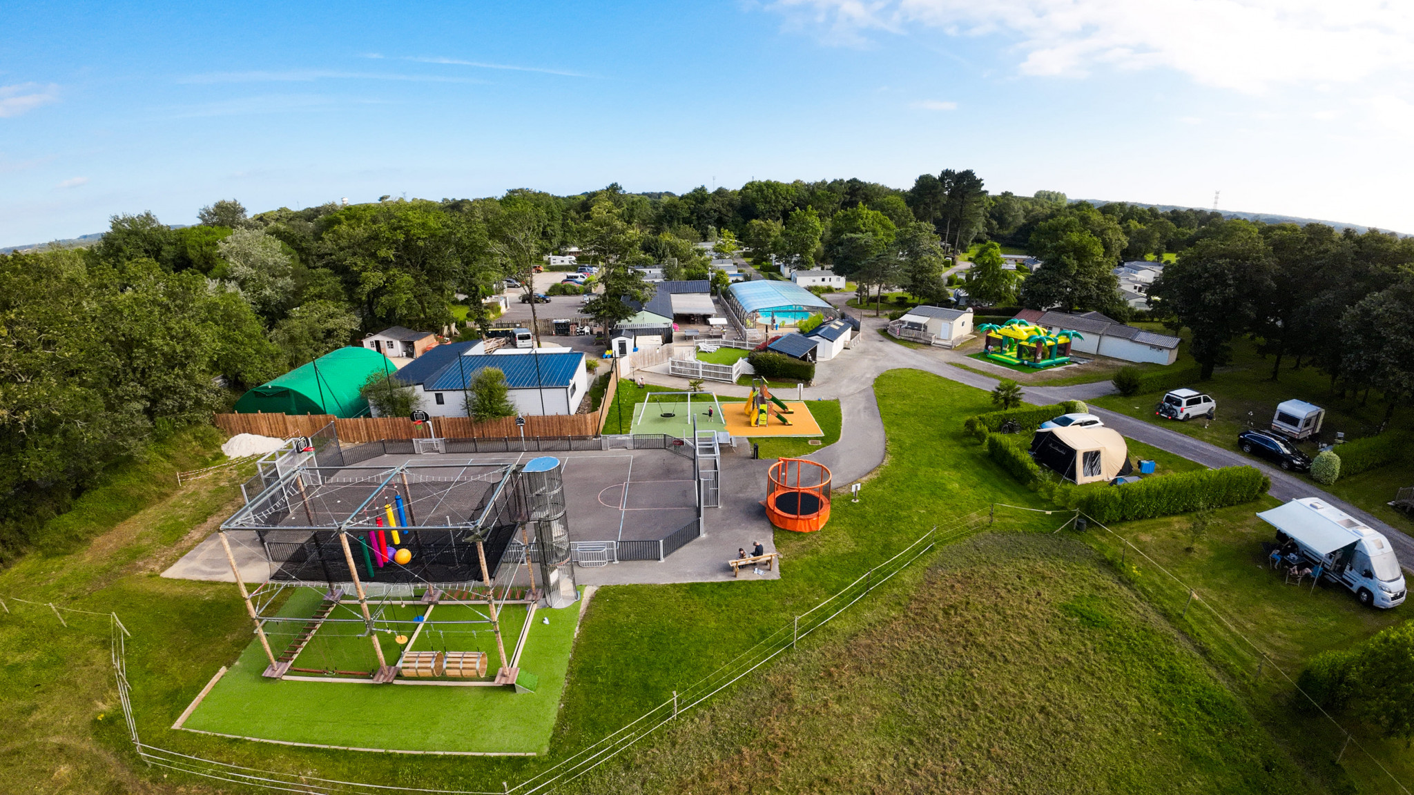 vue aérienne du Camping Entre Terre et Mer 3 étoiles à Pont-Scorff, proche Lorient Bretagne Sud (Morbihan, 56)
