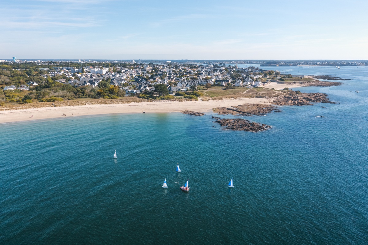 Vue aérienne panoramique sur la plage de Kerguelen les roseaux à Larmor-Plage (Morbihan) 56