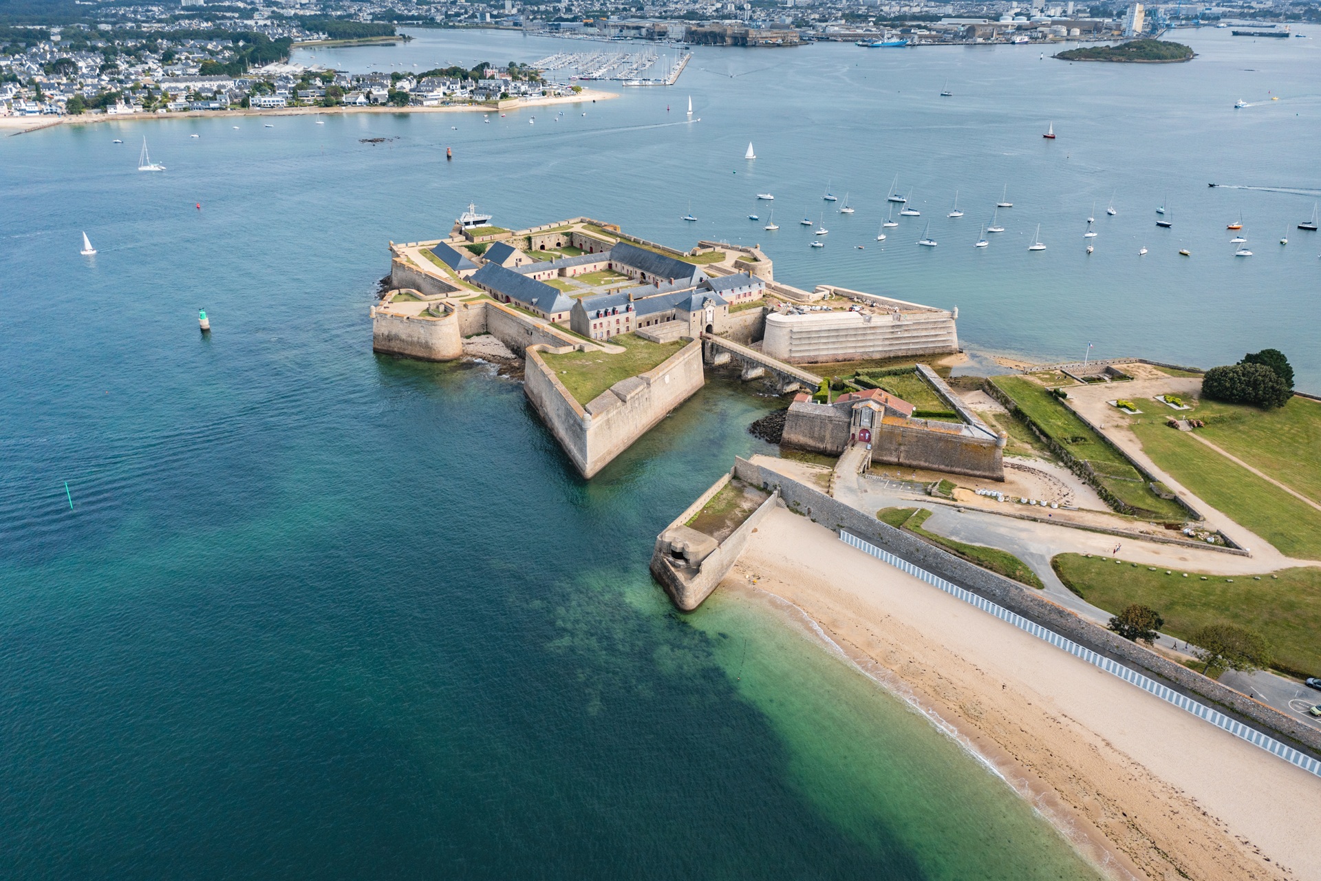 Vue aérienne sur la Grande plage et la citadelle-de-port-louis (Morbihan) 56