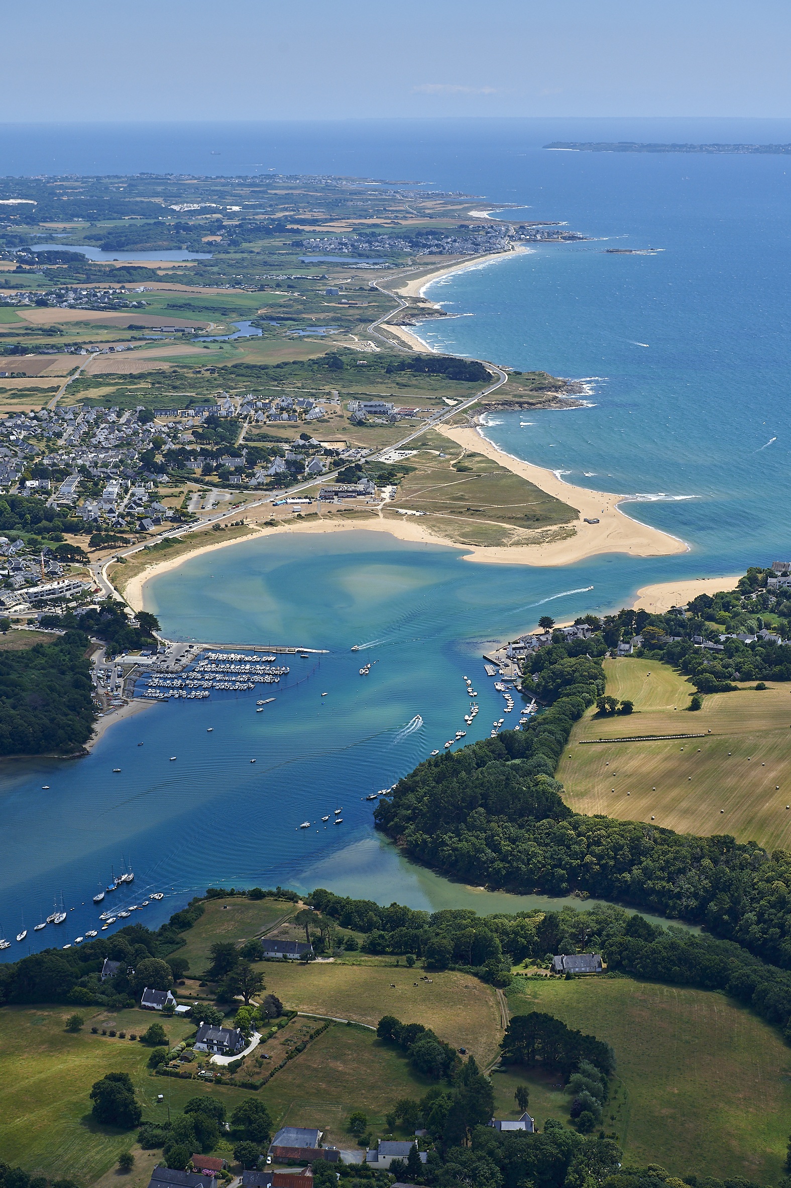 Vue aérienne sur la plage du Bas-pouldu, de la falaise et de la Laïta à Guidel-Plages (Morbihan) 56