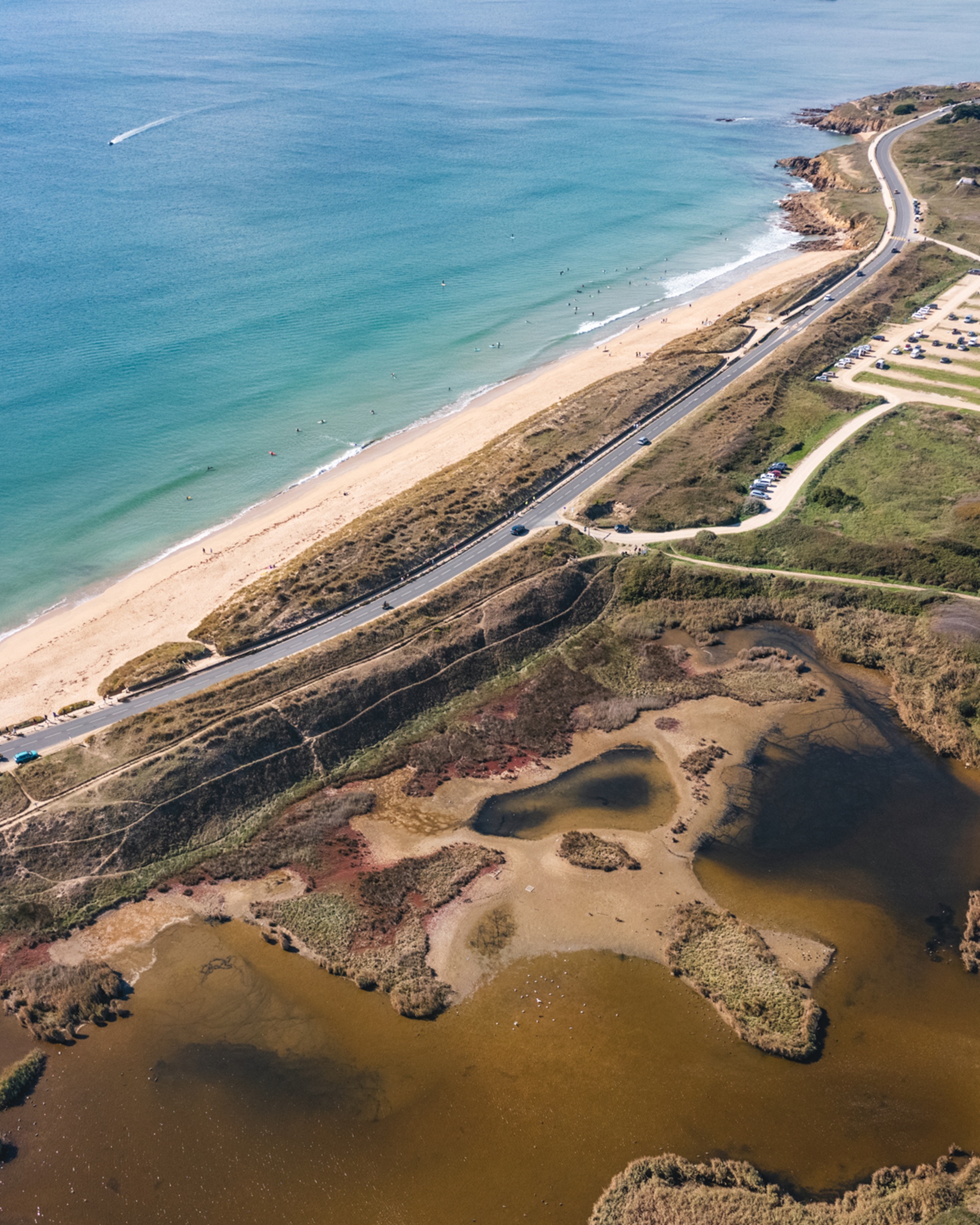 Vue aérienne sur la route côtière et sur l'étang du loch à Guidel proche Lorient (Morbihan) 56