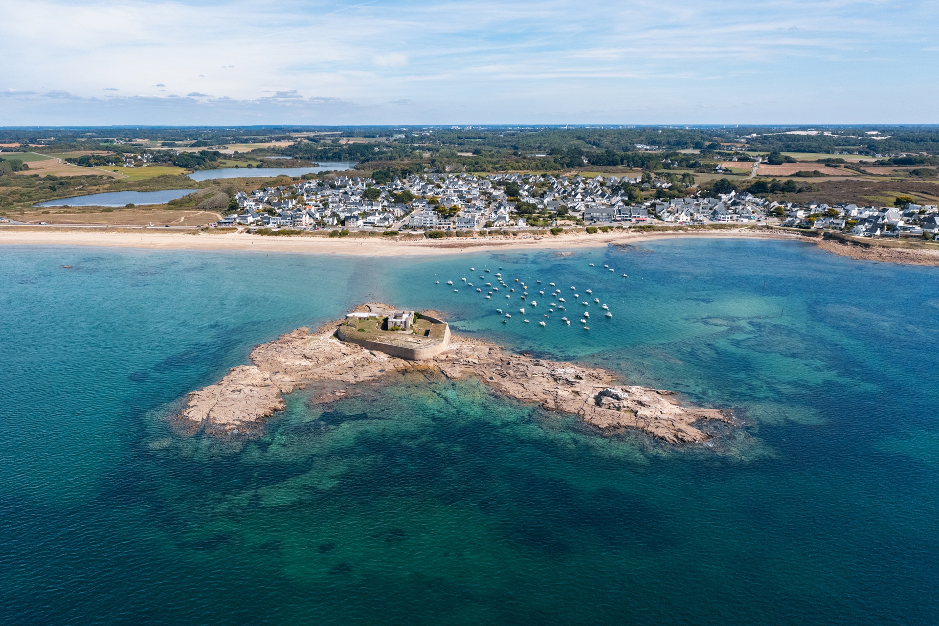 Vue aérienne sur le fort et sur la plage du Fort Bloqué à Ploemeur (Morbihan) 56