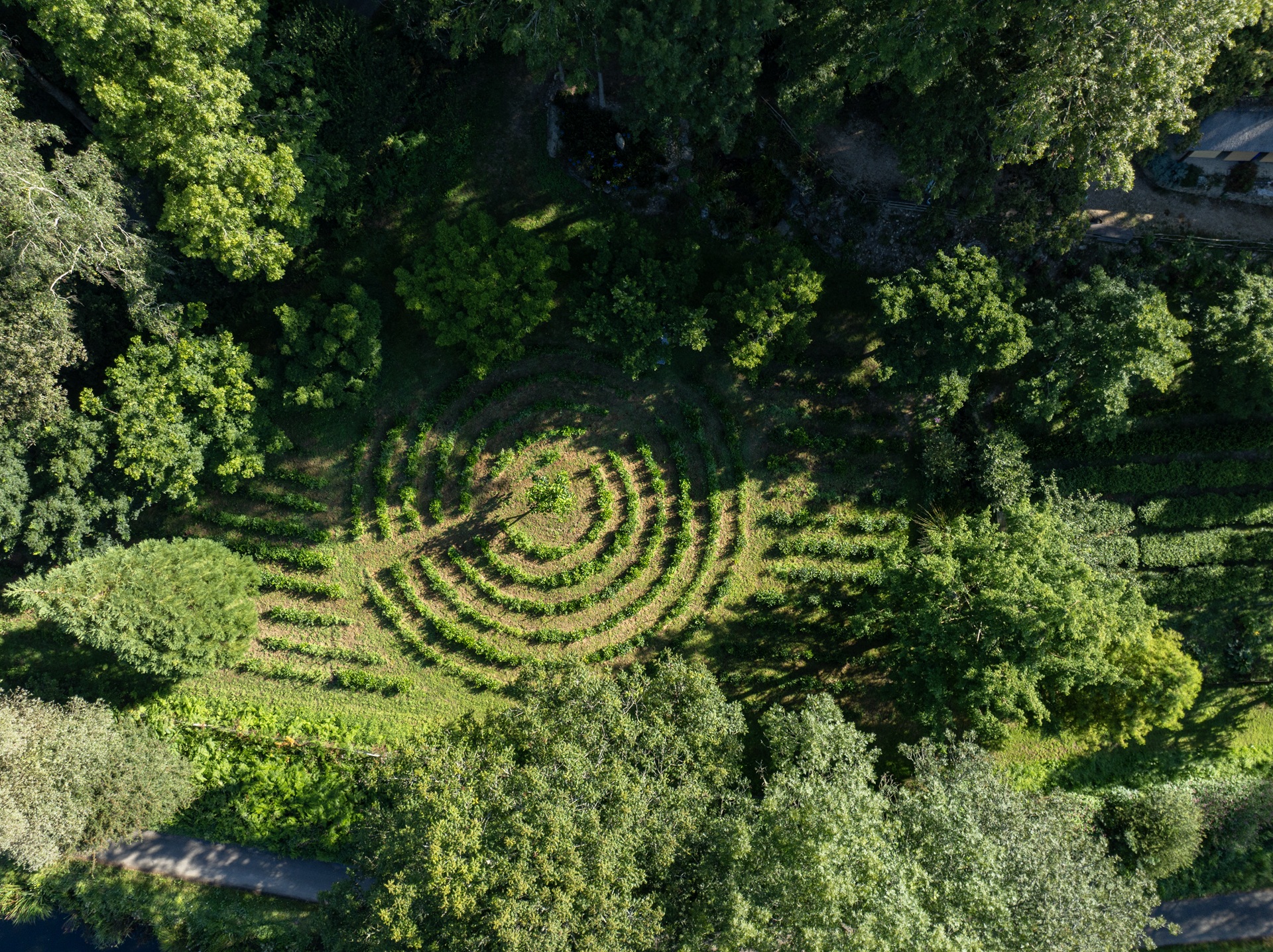 Vue aérienne sur le jardin de thé Filleule des fées à Languidic proche Lorient (Morbihan) 56
